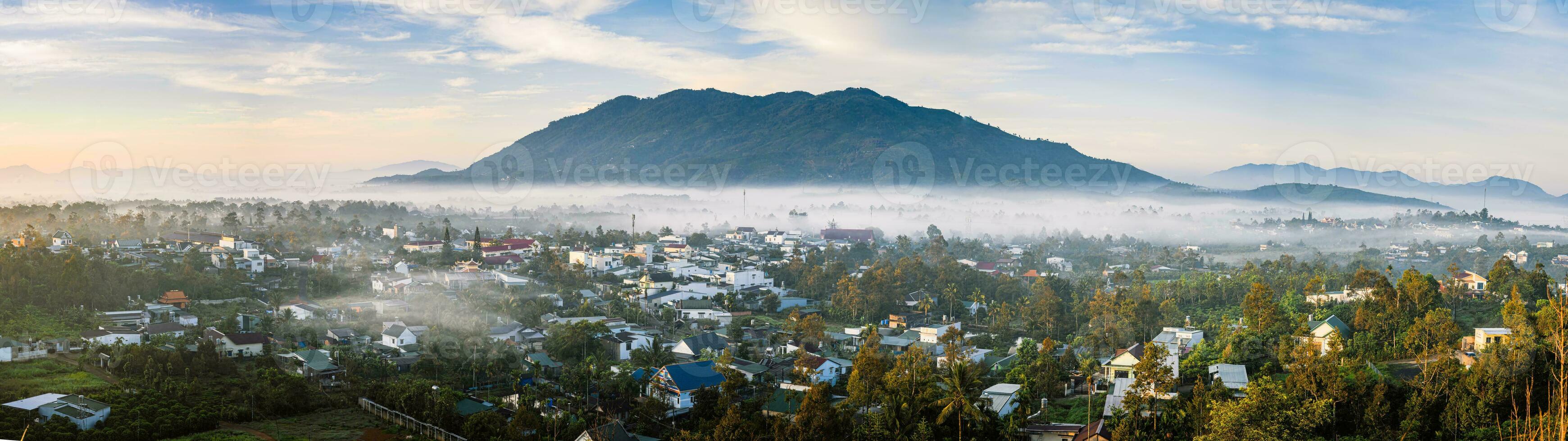 montanhas durante alvorecer. lindo natural panorama dentro a verão Tempo com névoa foto