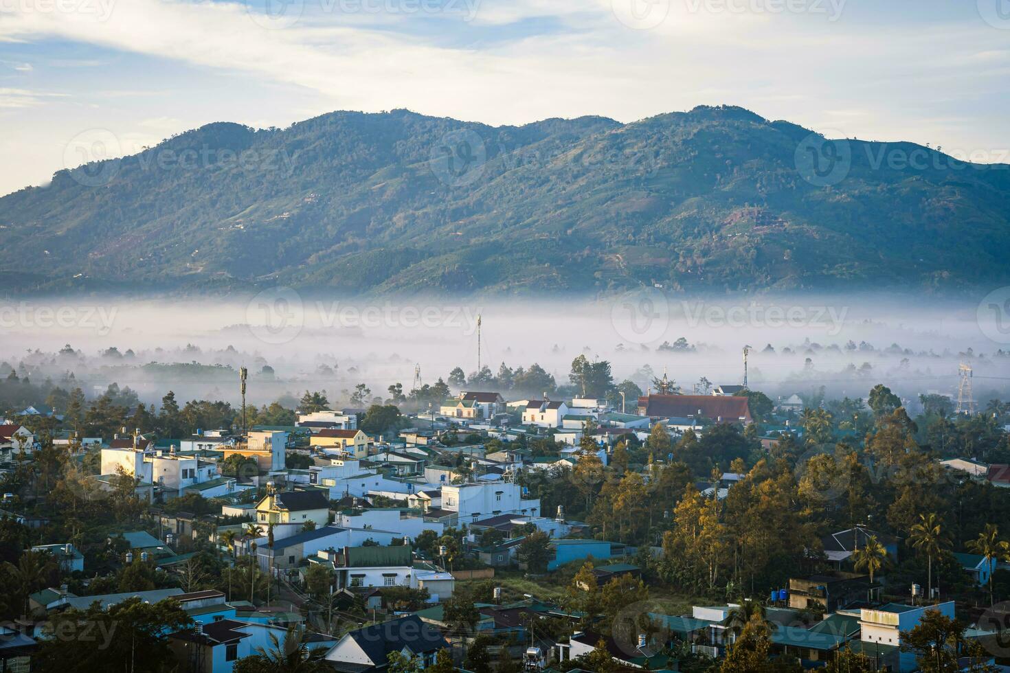 montanhas durante alvorecer. lindo natural panorama dentro a verão Tempo com névoa foto