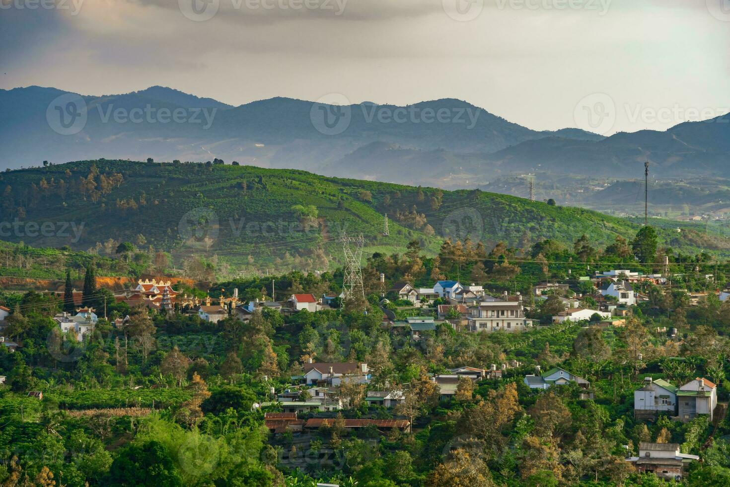 majestoso pôr do sol dentro a montanha panorama dentro dai binh montanha vale, Vietnã foto