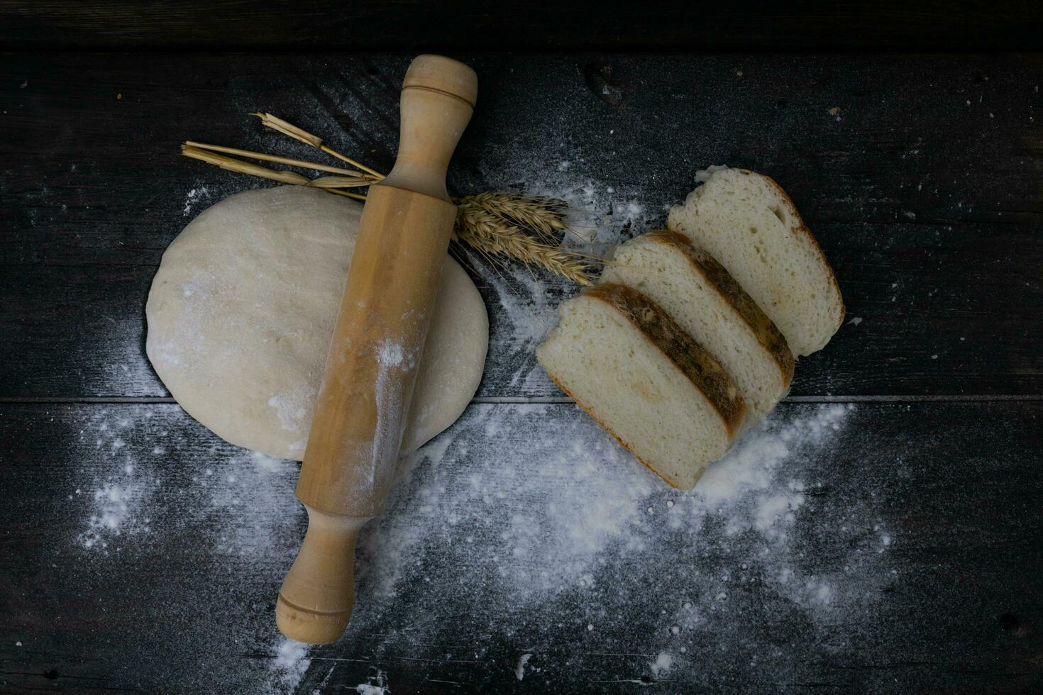 bastão com trigo farinha massa e pão fatias foto