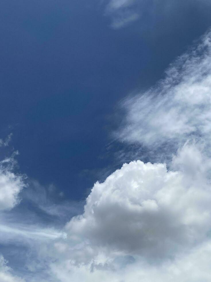 céu azul com nuvens foto