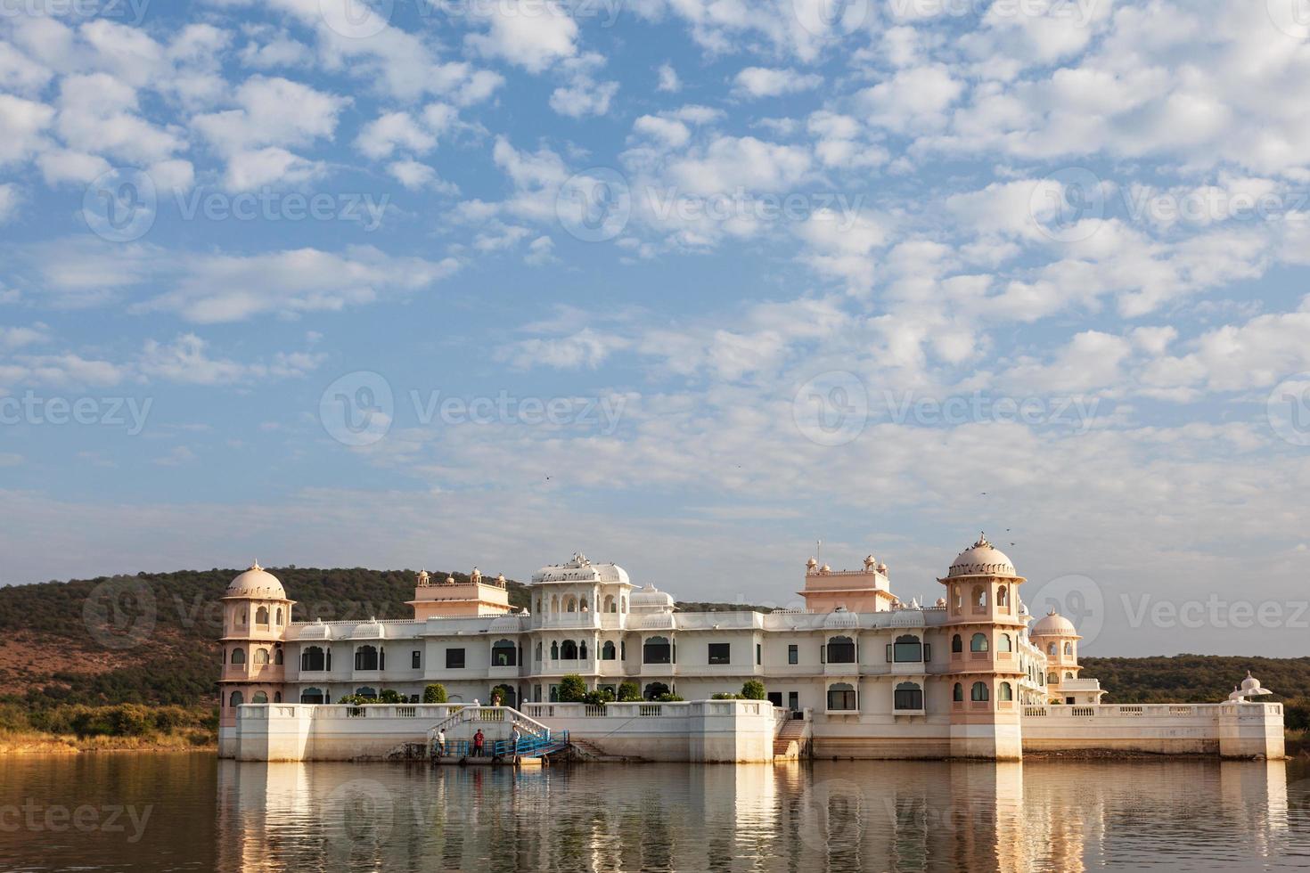 palácio do lago nahargarh rajasthan índia foto