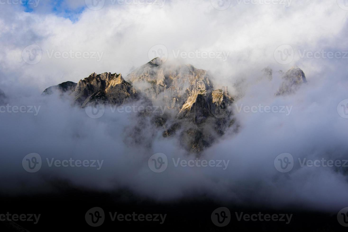 picos rochosos e nuvens um foto