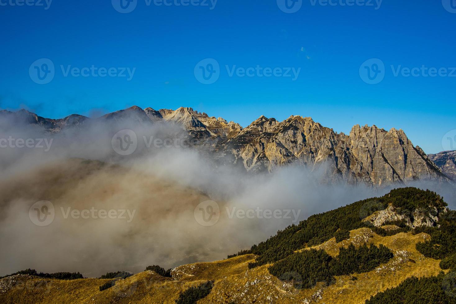 nuvens pairando sobre o dos Alpes foto