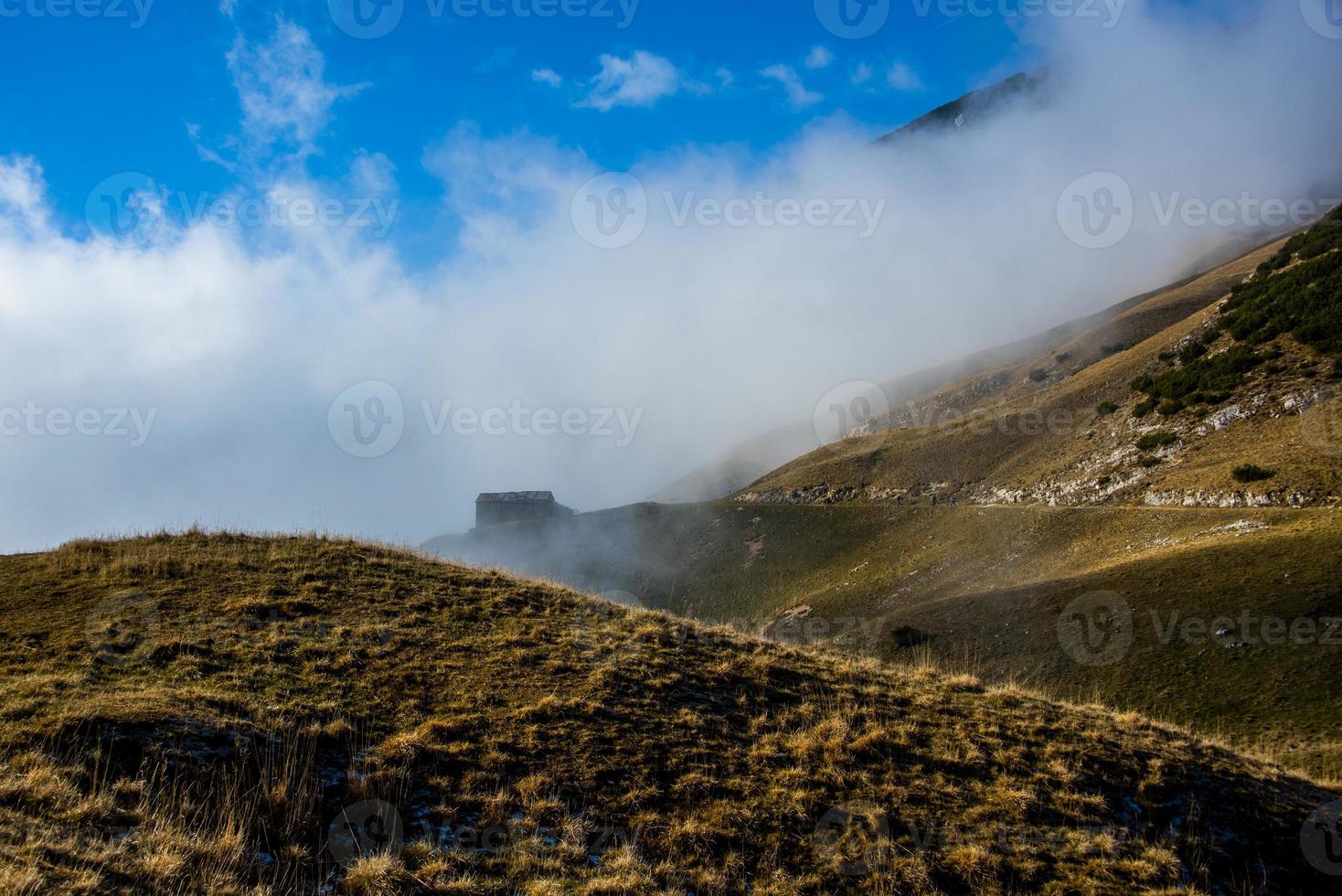 cabana entre os campos amarelos de outono nos Alpes dois foto