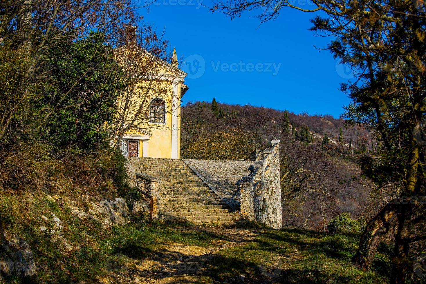 igreja amarela nas colinas foto