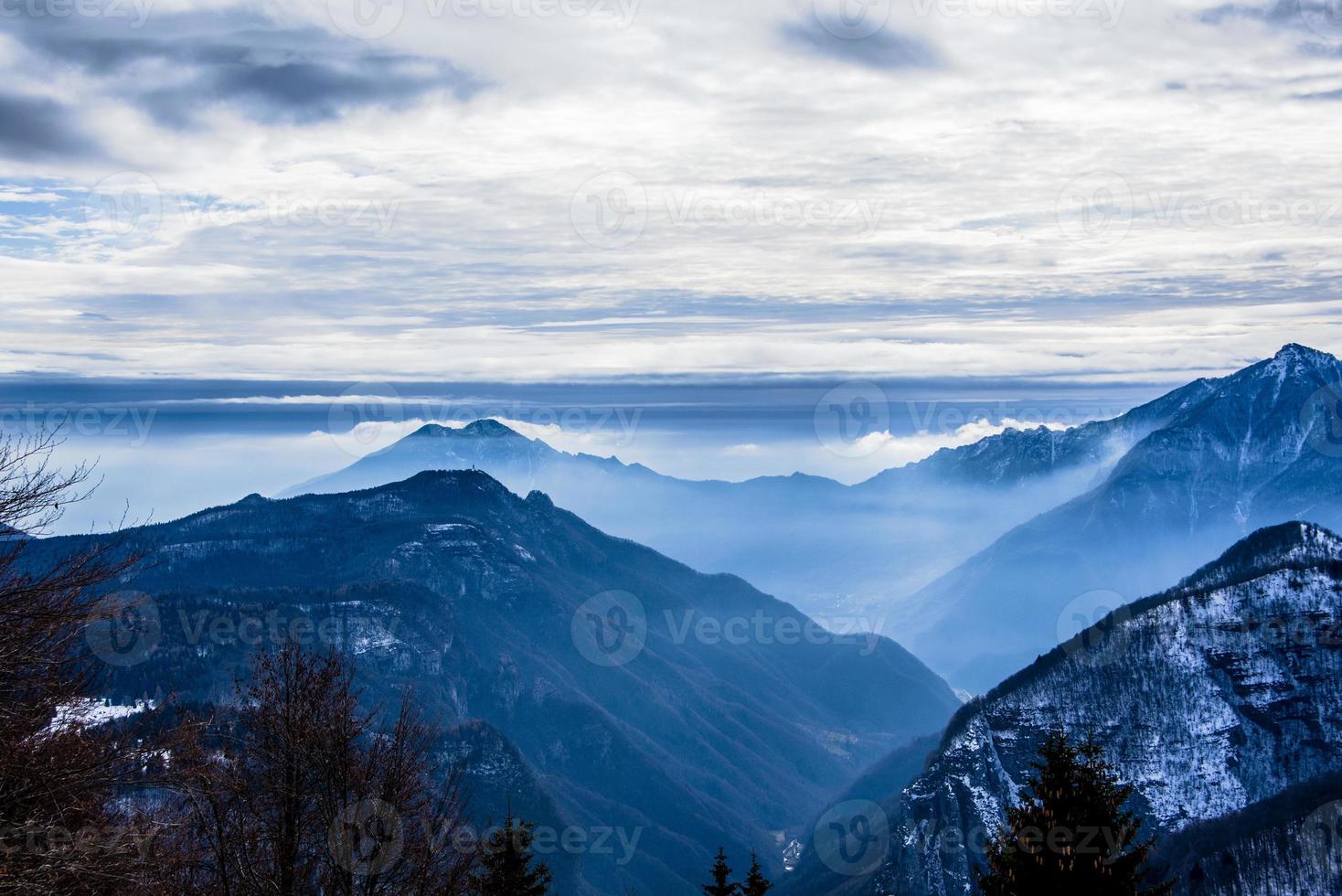 nevoeiro nos vales alpinos foto