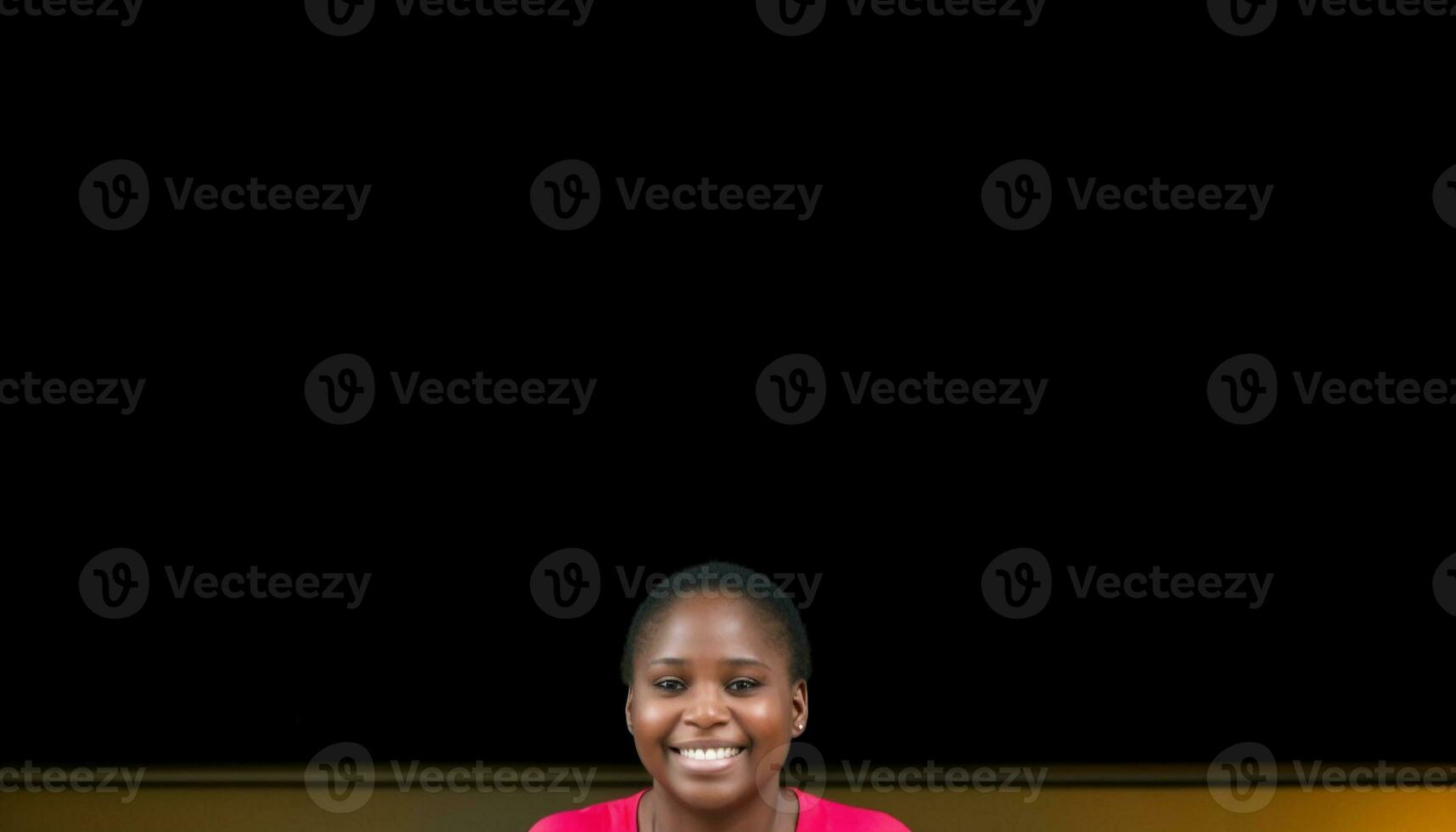 sorridente africano americano estudante em pé dentro frente do quadro-negro, Aprendendo alegremente gerado de ai foto