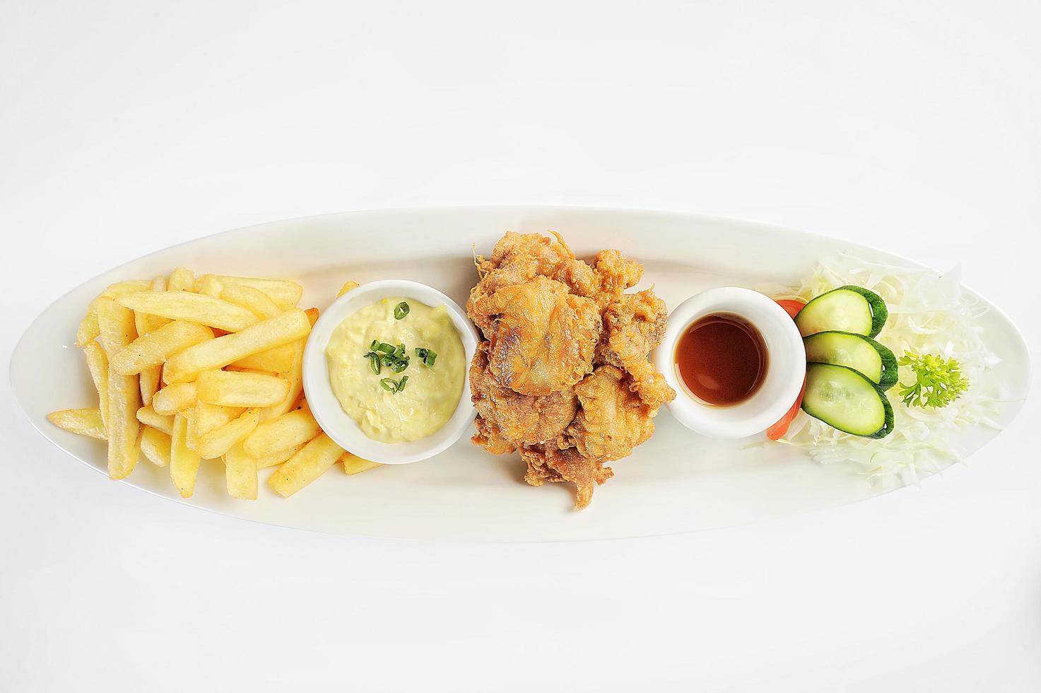 frango frito chicharr n de pollo nuggets de frango frito batatas fritas e vegetais com molho de pimenta foto