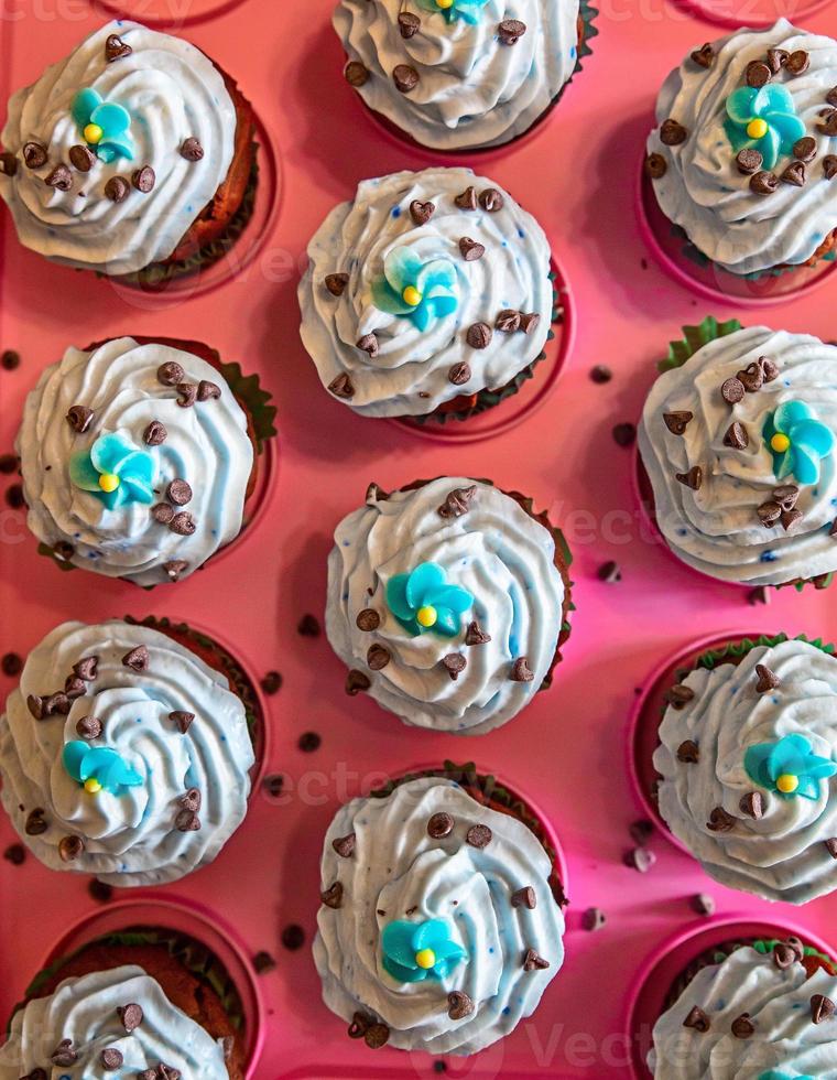 cupcakes caseiros em travessa vermelha foto