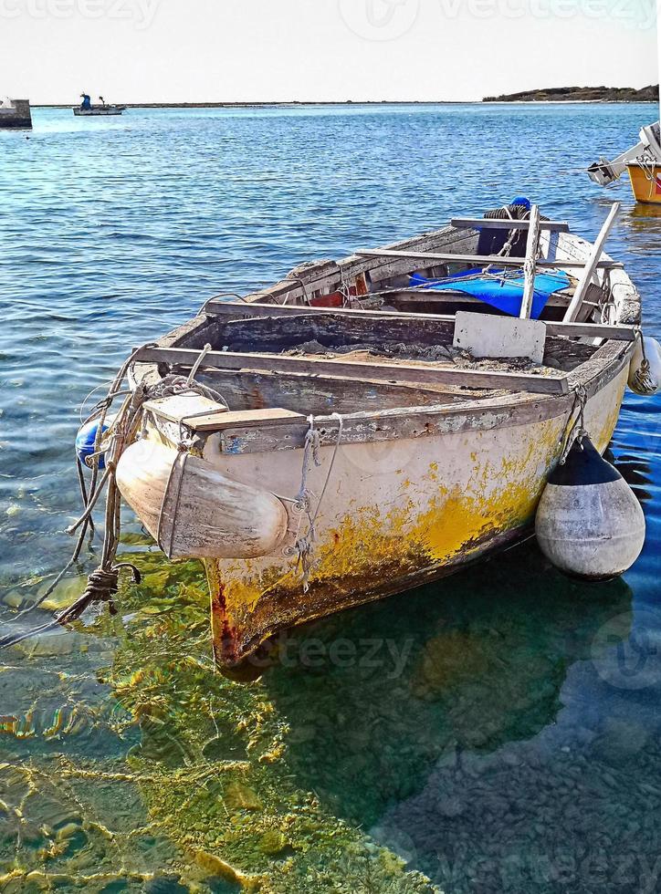 velho barco de pesca de madeira foto