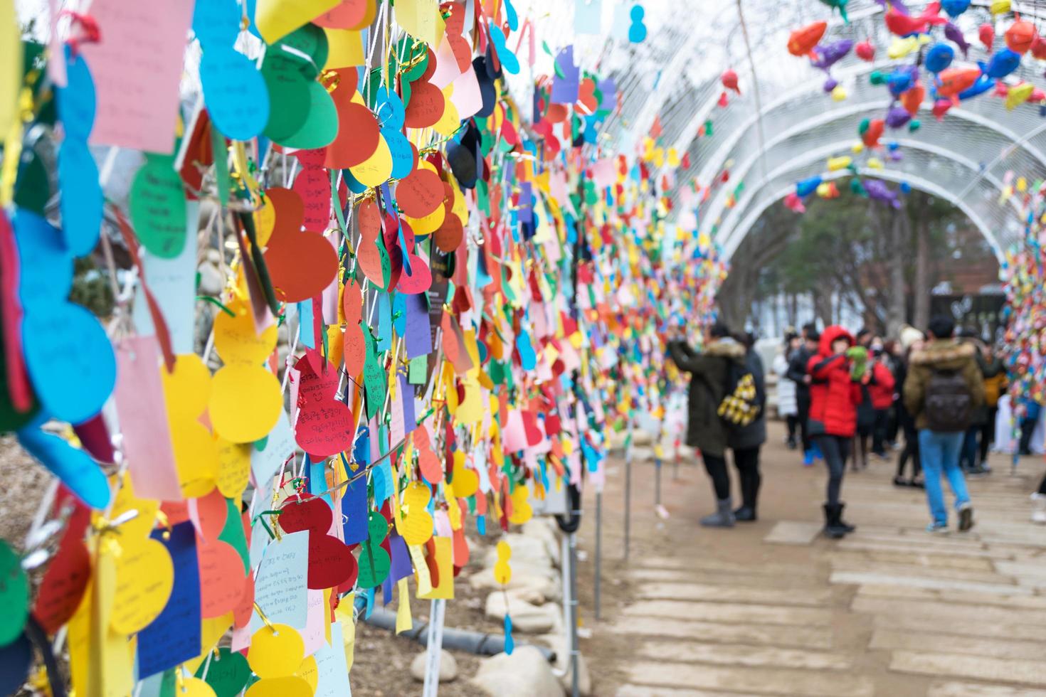 gangwon-do, coreia 2016- turistas em corredores suspensos na ilha nami foto