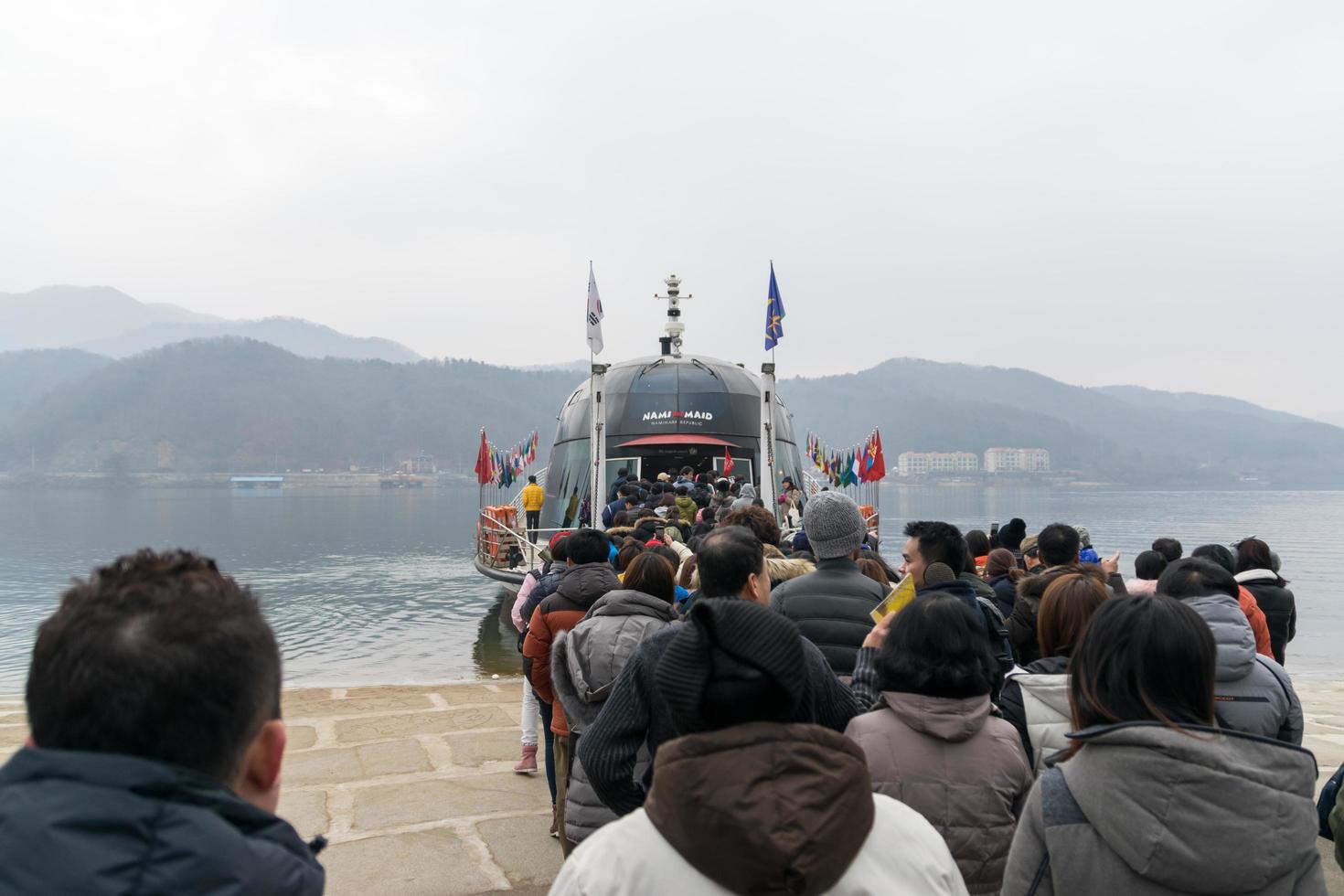 gangwon-do, coreia 2016 - navio de passageiros para turistas em toda a ilha foto