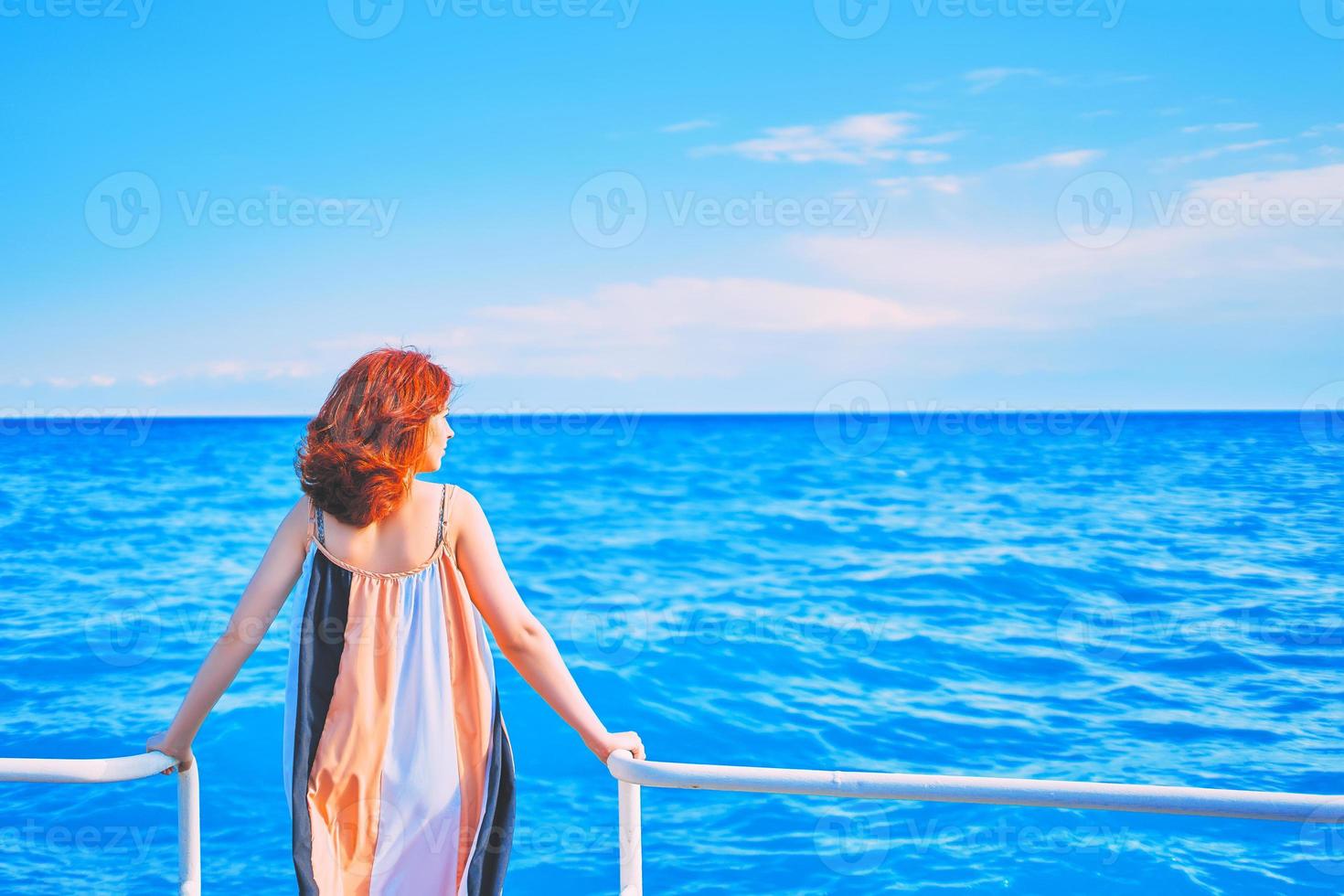 atrás da garota no cais com o fundo do oceano foto