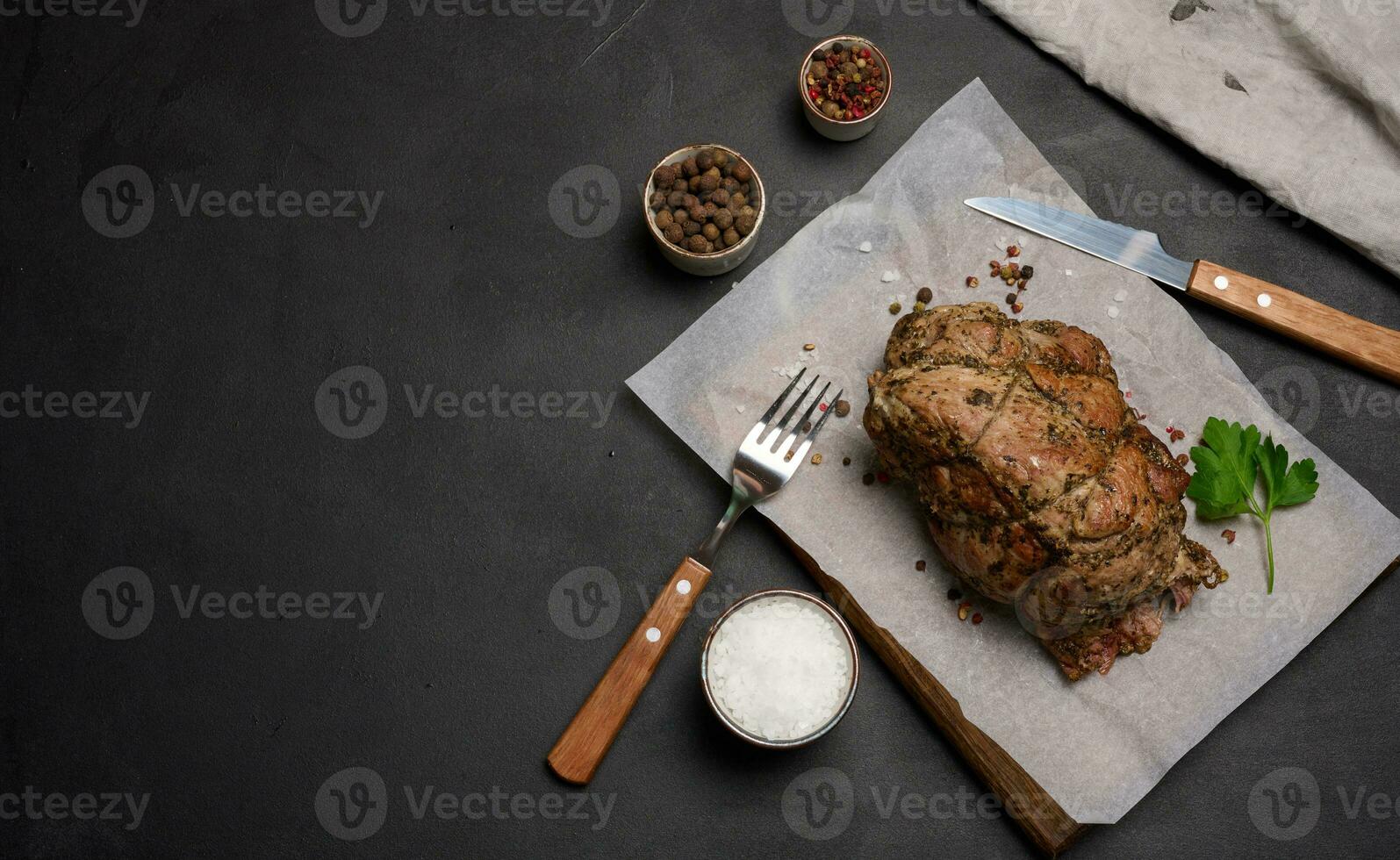 cozido carne de porco colarinho com especiarias em uma de madeira quadro, delicioso e suculento carne foto