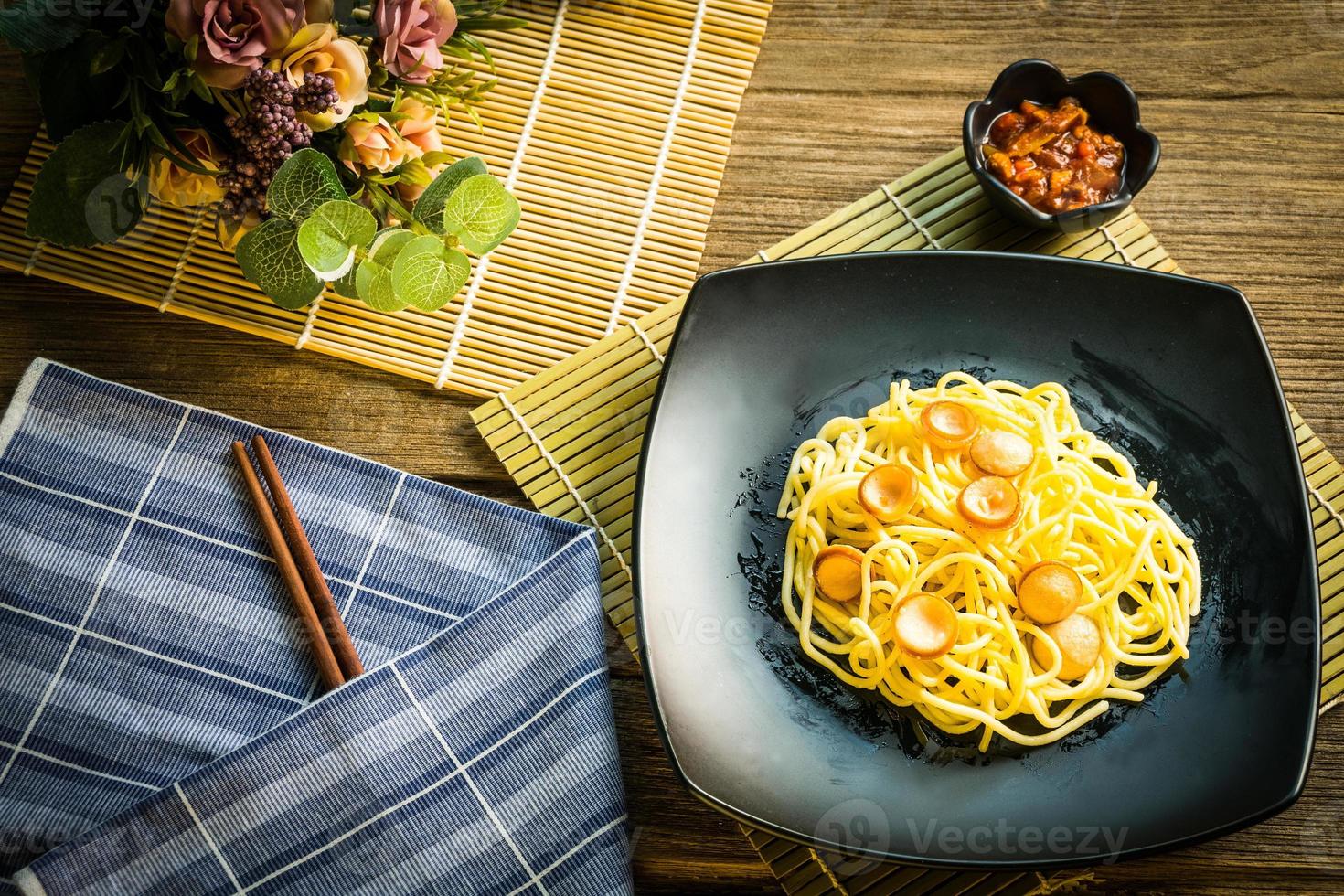 macarrão espaguete com salsicha e molho de tomate foto