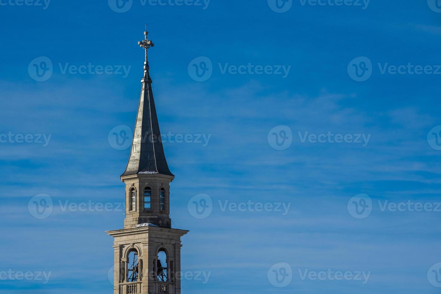 torre do sino no céu azul foto