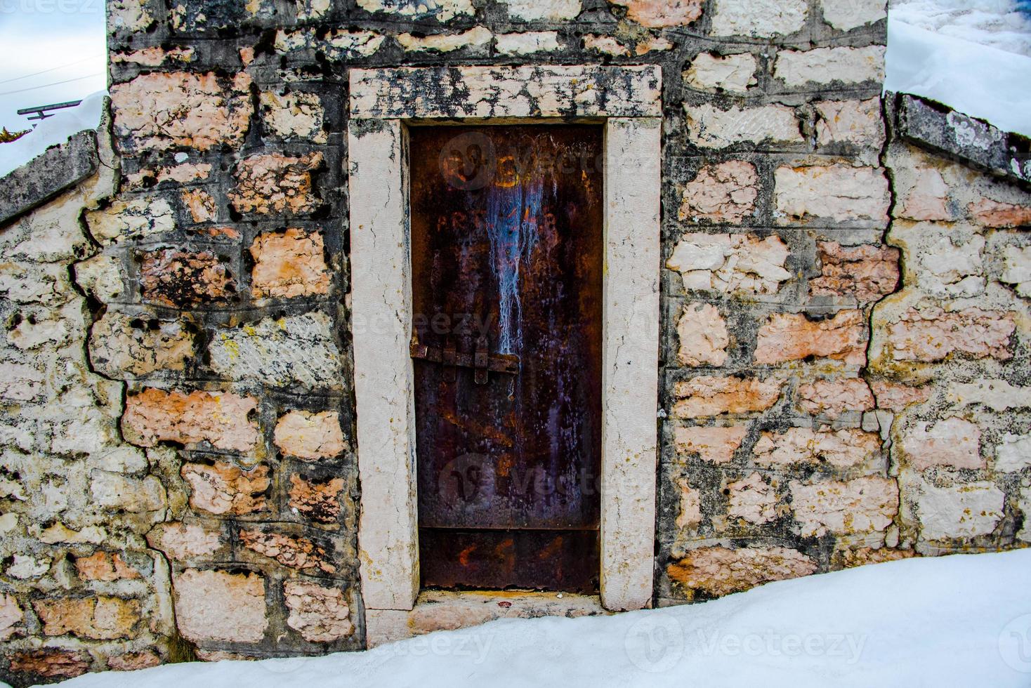 pequena porta enferrujada foto