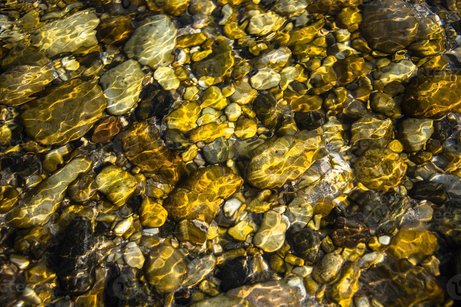 pedras debaixo d'água foto