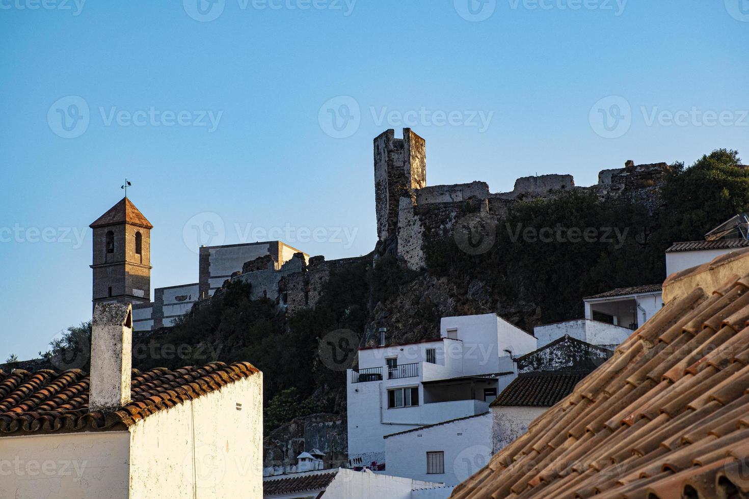 castelo de casares no topo da rocha foto