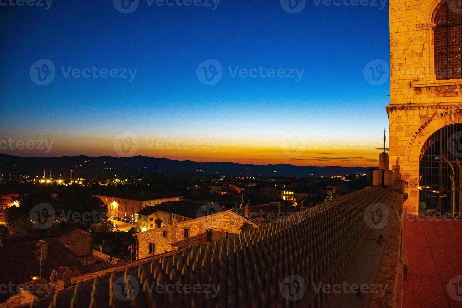 pôr do sol no palazzo dei consoli foto