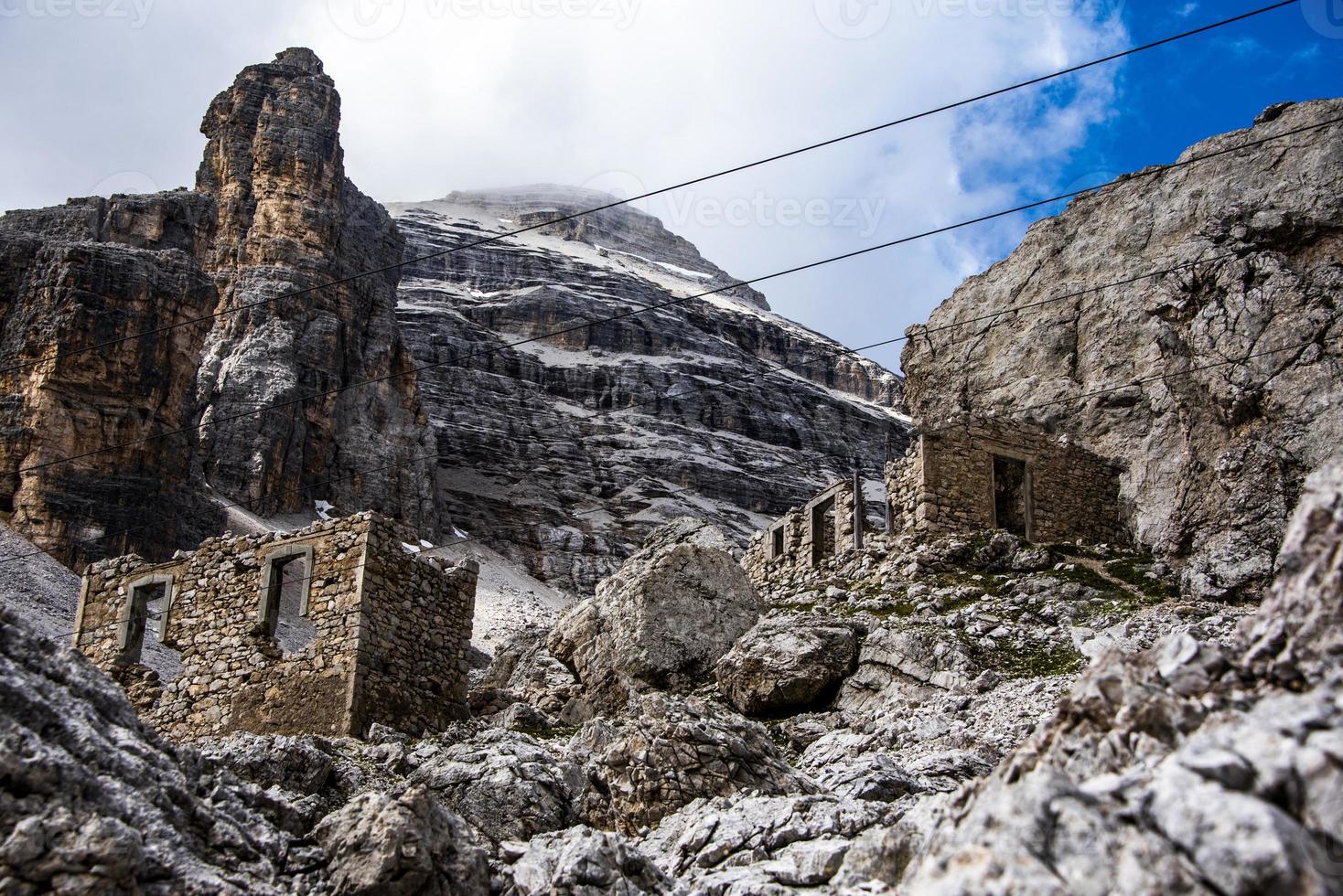 edifícios abandonados nas montanhas foto