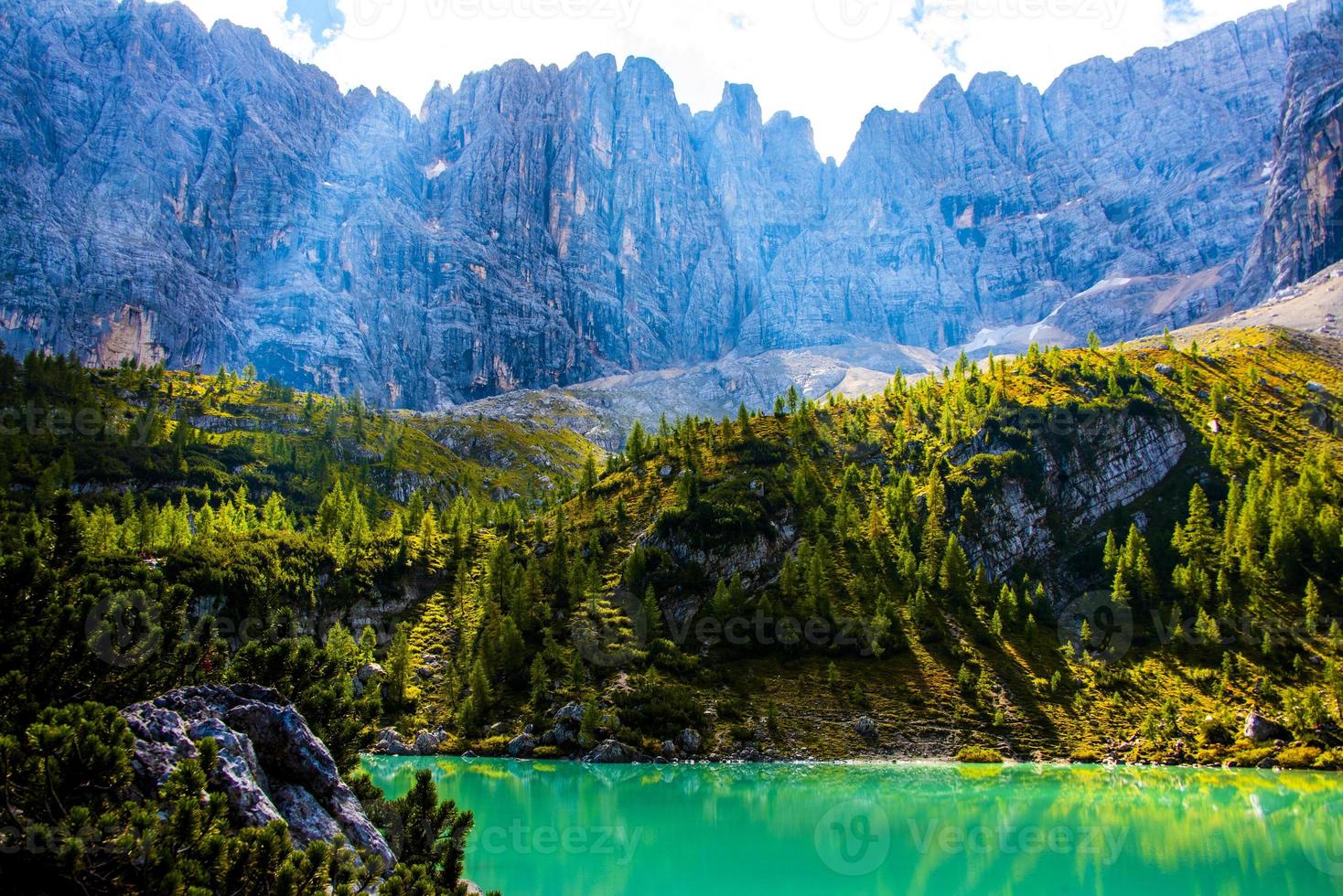 lago sorapis cercado por dolomitos ampezzo foto