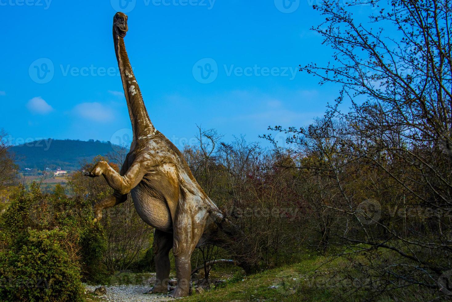 brontossauro entre árvores foto