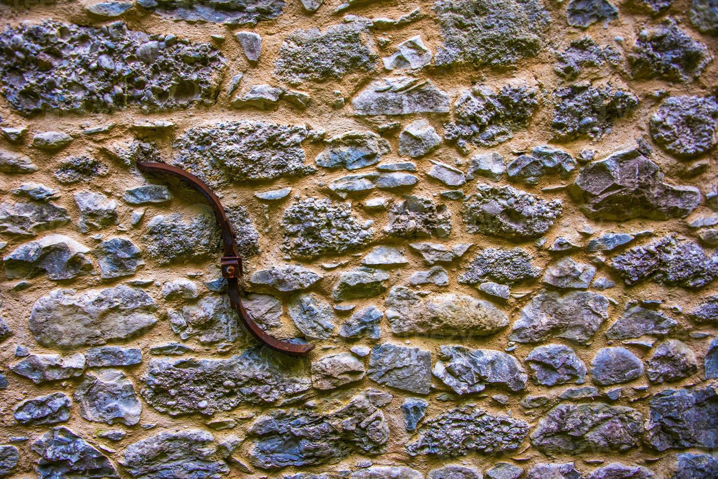 ferro na parede de pedra foto