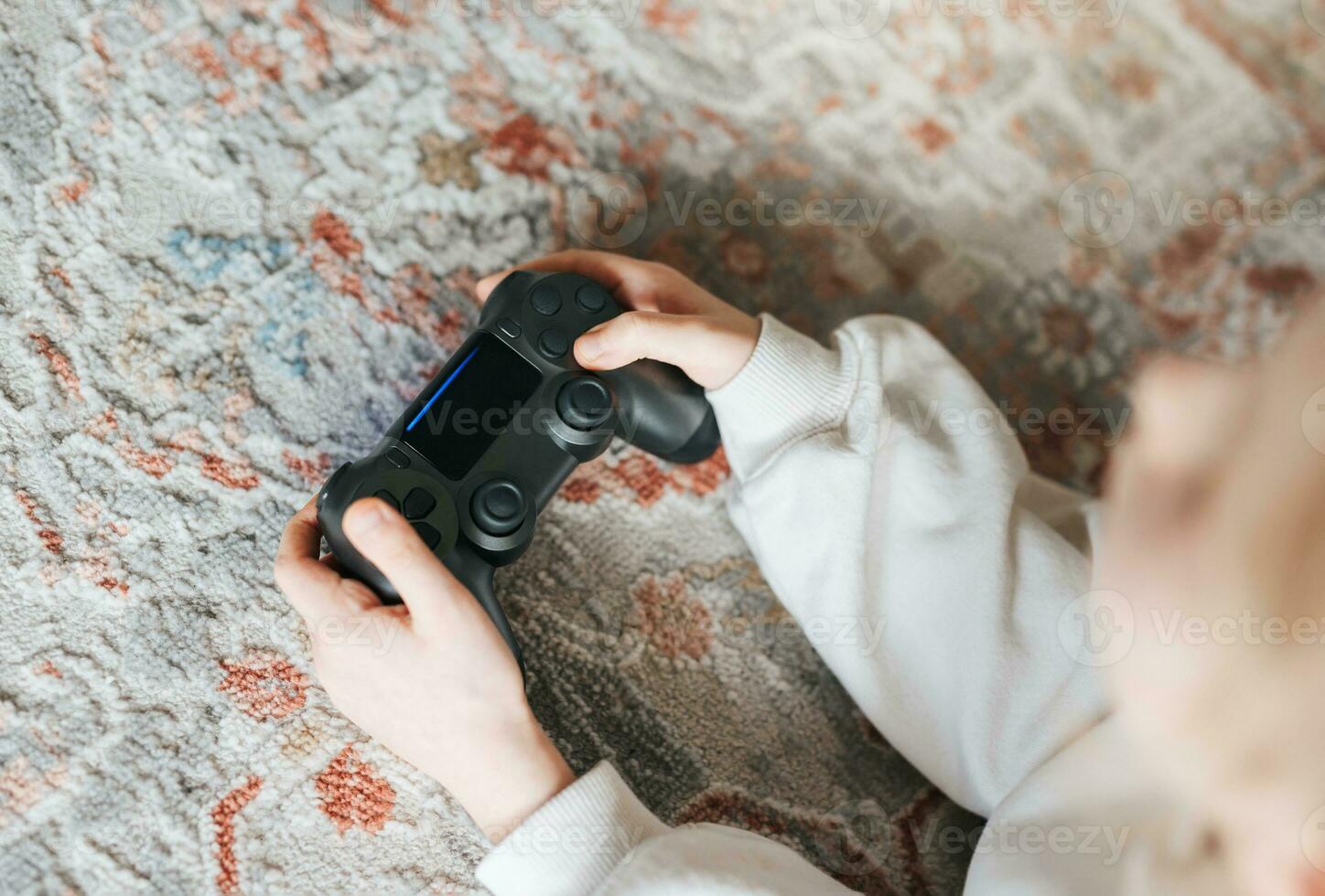 menina jogando vídeo jogos às casa foto