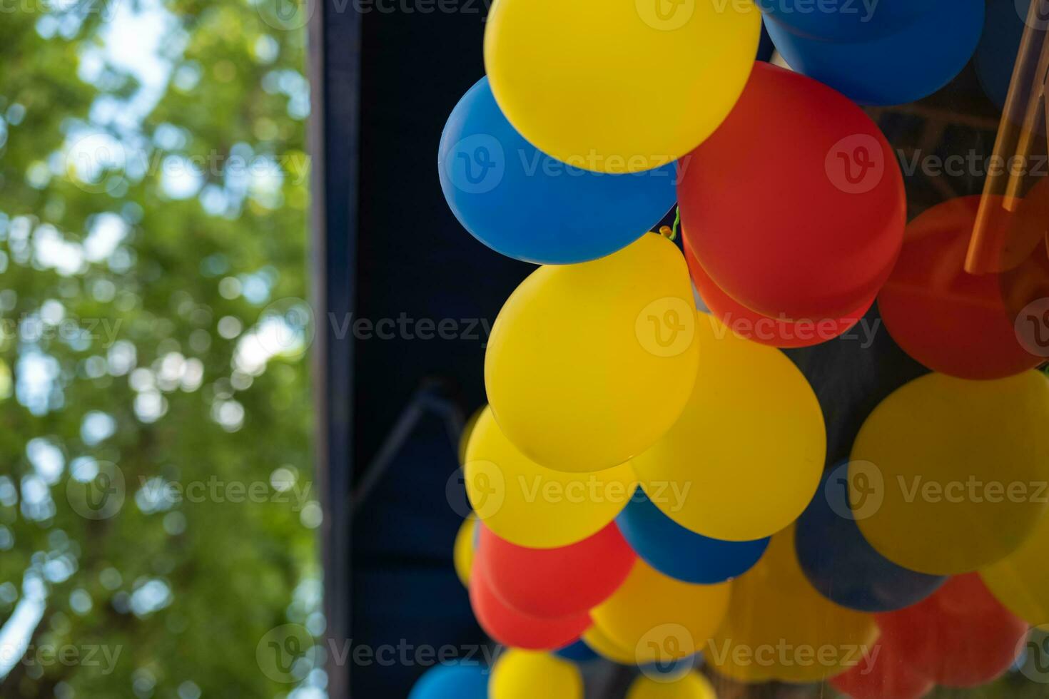 colorida balões dentro frente do uma fazer compras janela dentro a cidade foto