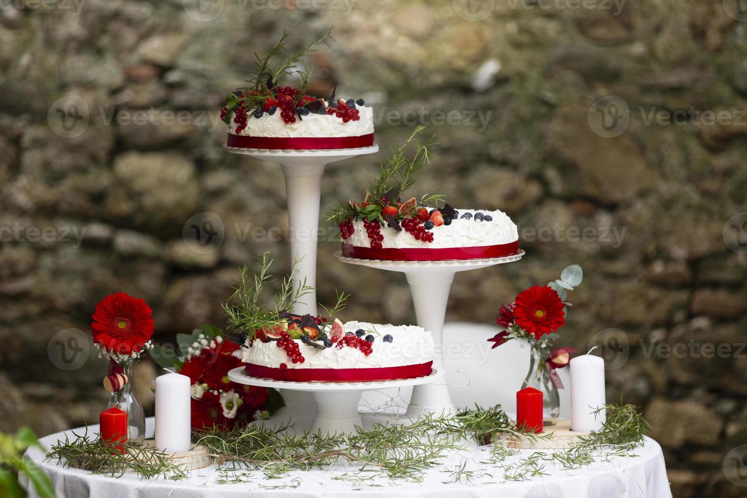 bolo de casamento com creme e frutas vermelhas foto