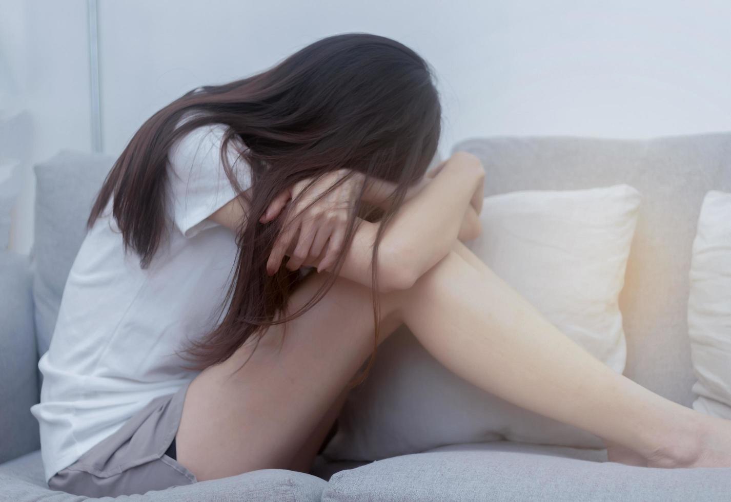 uma mulher que está doente, com depressão e tortura em seu quarto foto