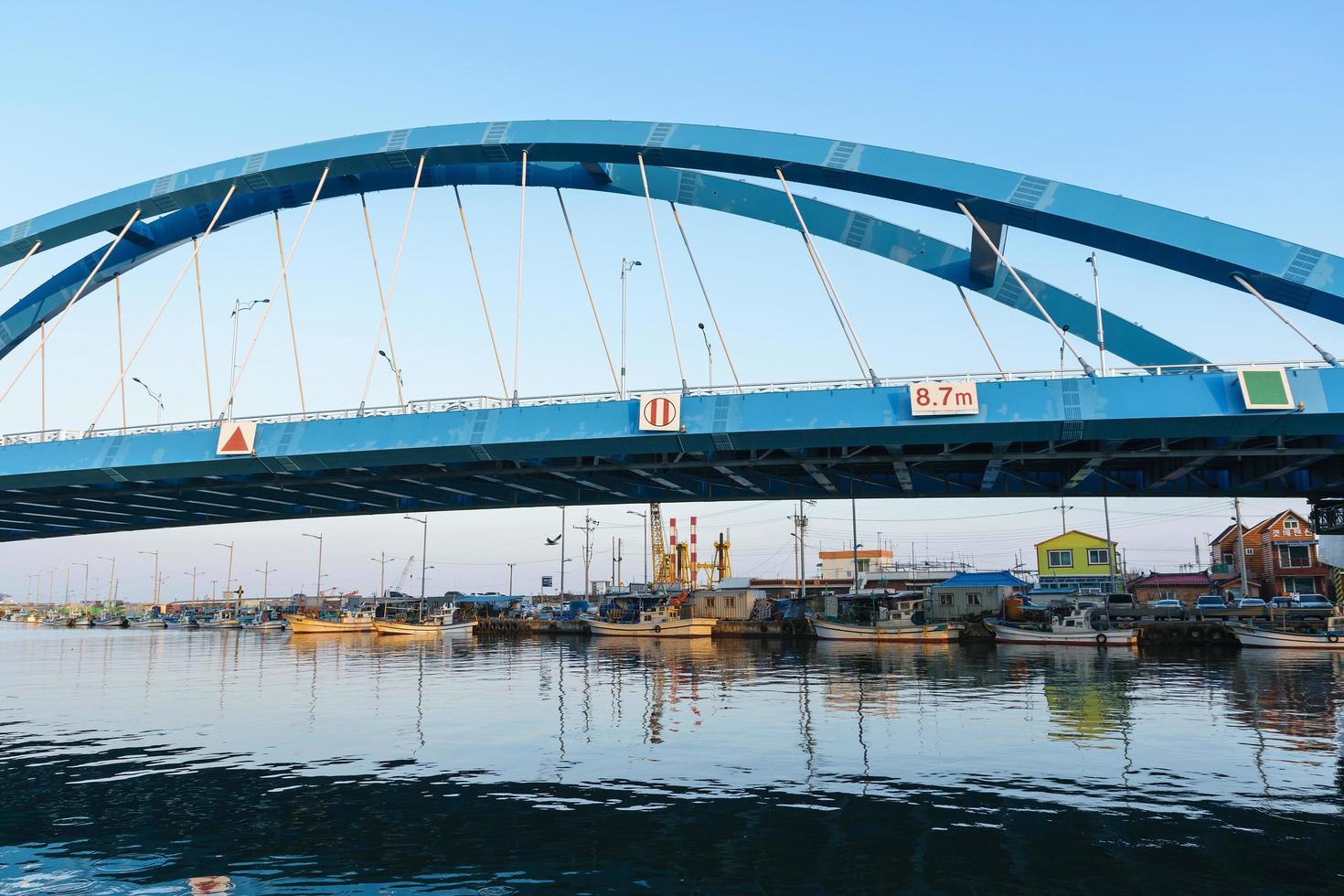 Seoul, Coreia do Sul 2016- ponte sobre o rio na vila de pescadores na Coreia foto