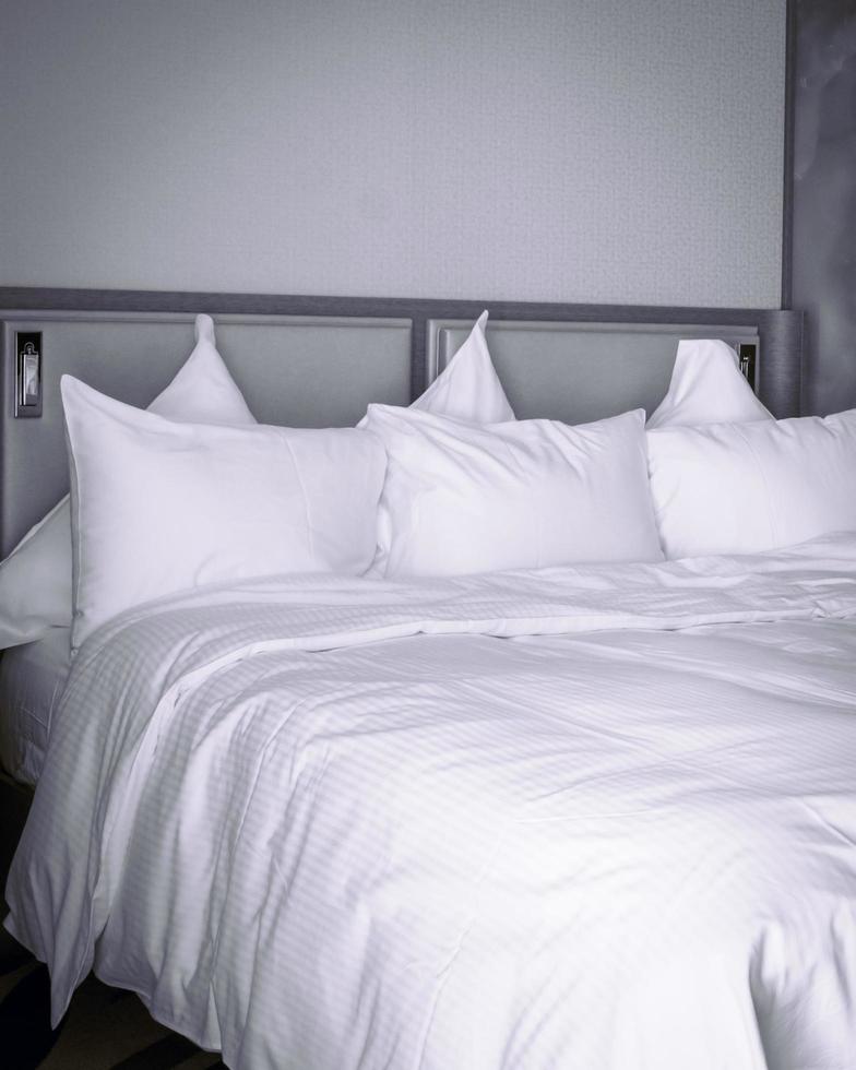 cama de hotel branca foto