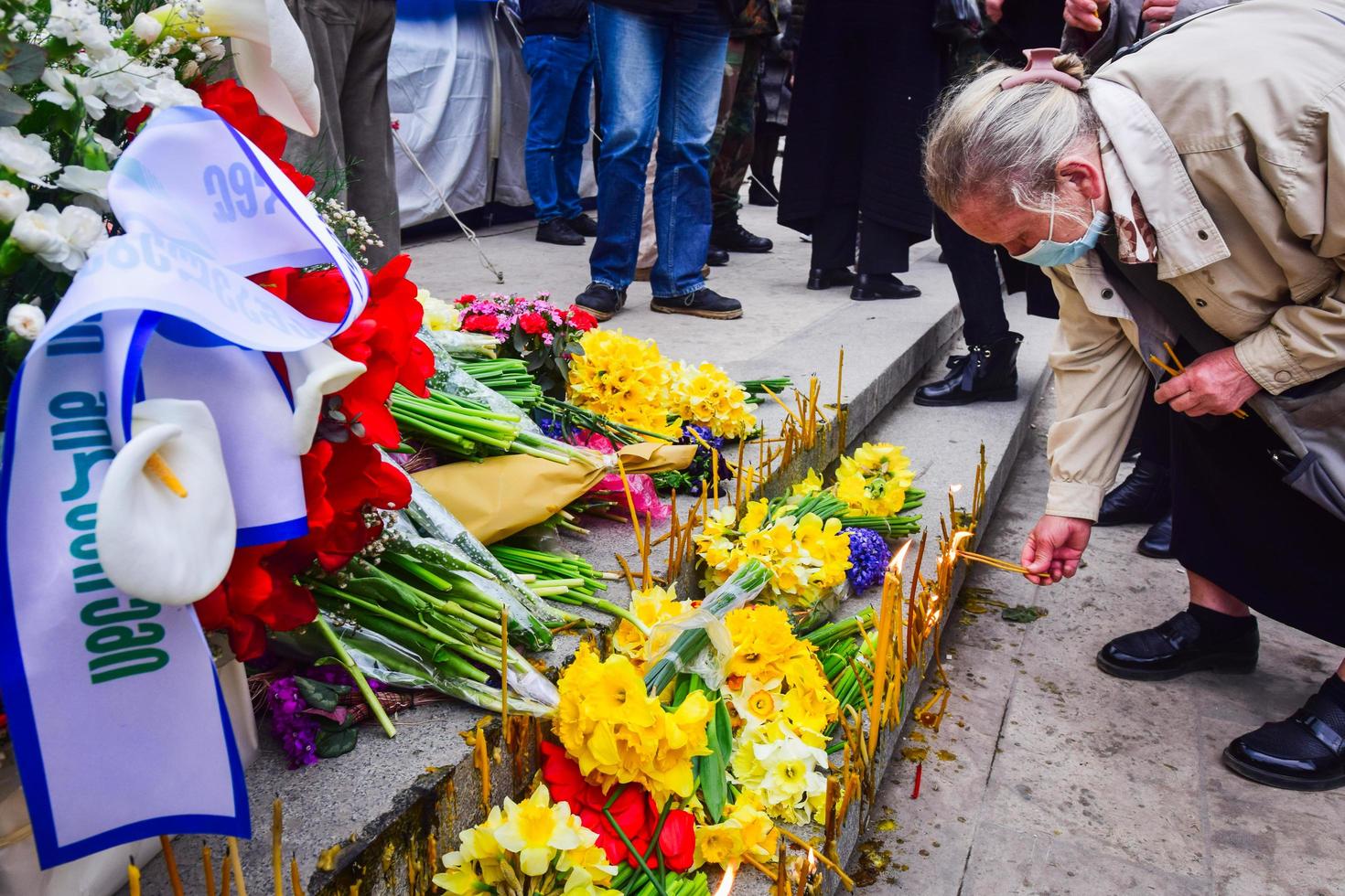 tbilisi, georgia 2021- mulher segurando vela na demonstração de aniversário da tragédia do massacre de tbilisi foto