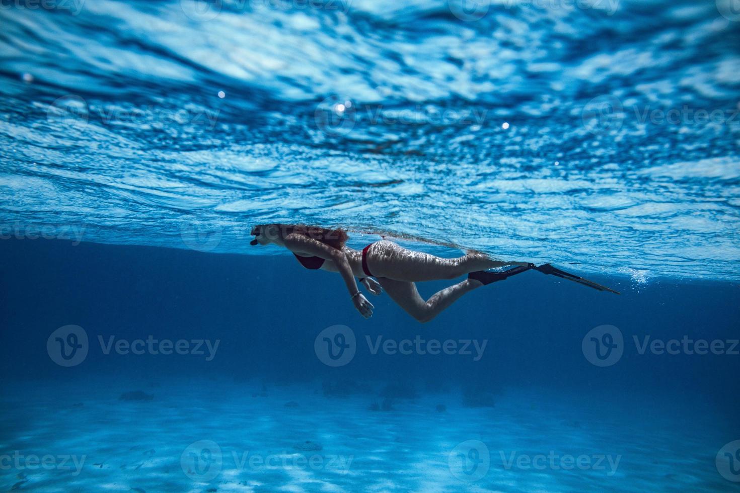 mulher de biquíni preto nadando na água foto