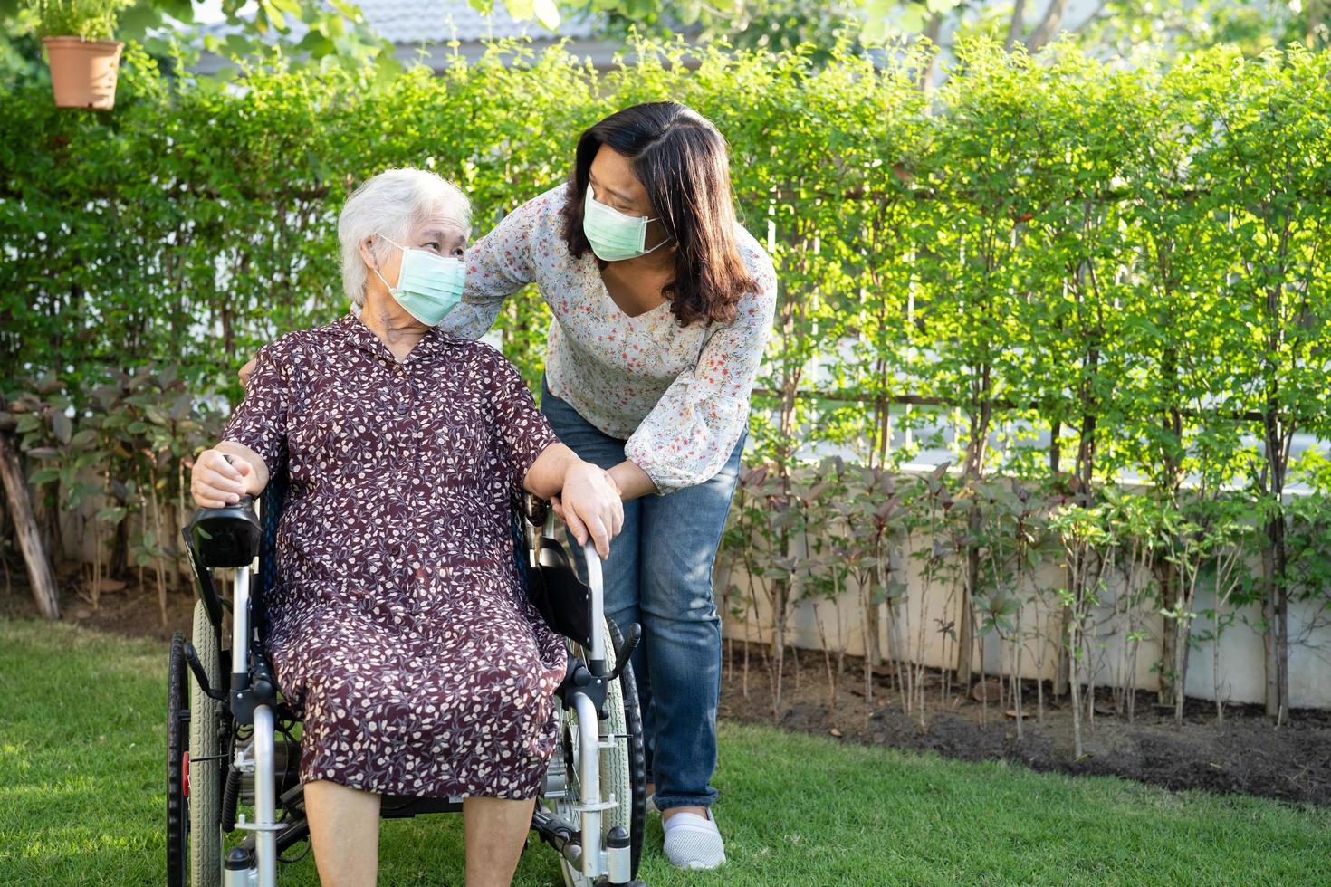Mulher idosa idosa ou sênior asiática em cadeira de rodas no parque saudável forte conceito médico foto