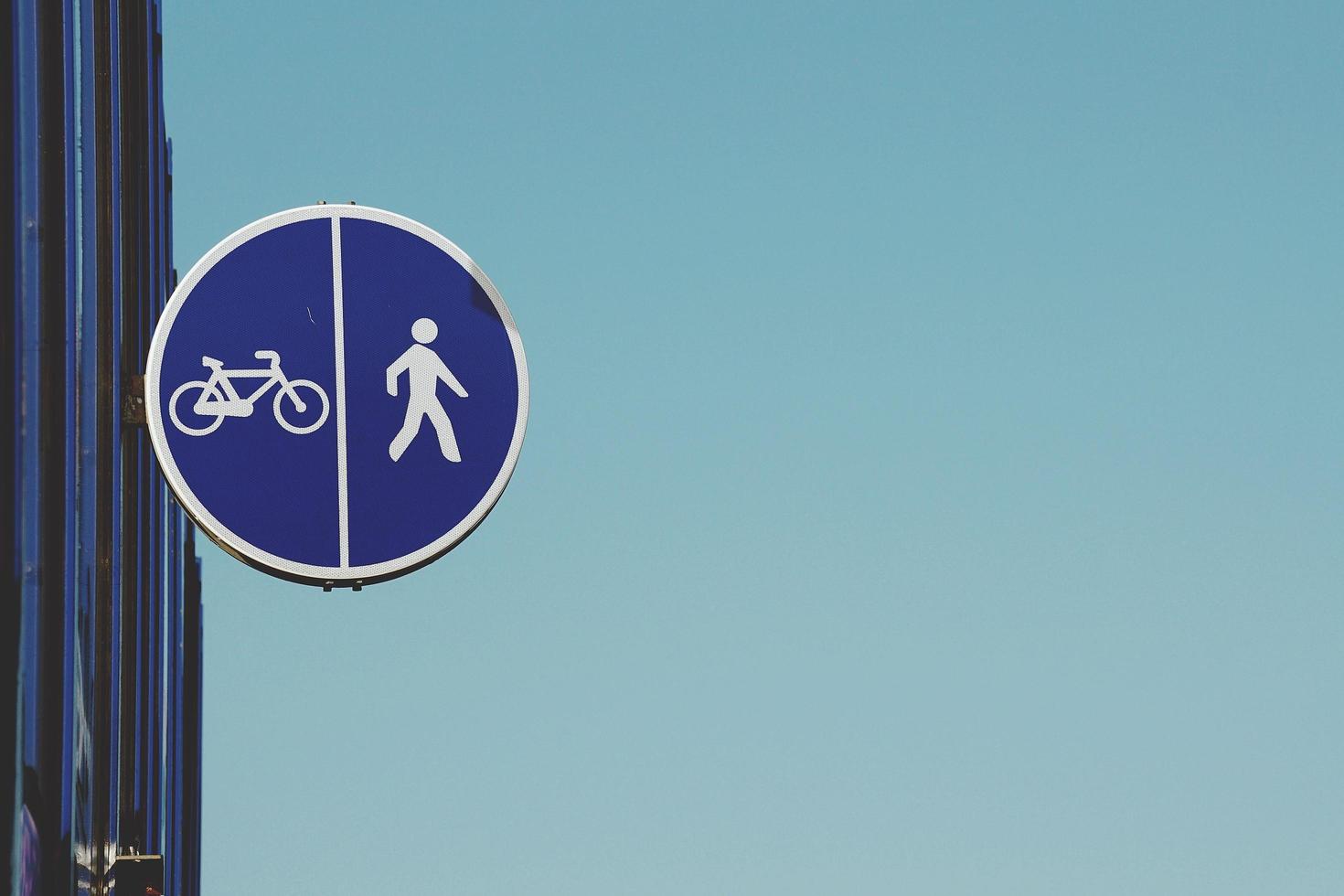 sinal de trânsito de bicicleta na rua foto