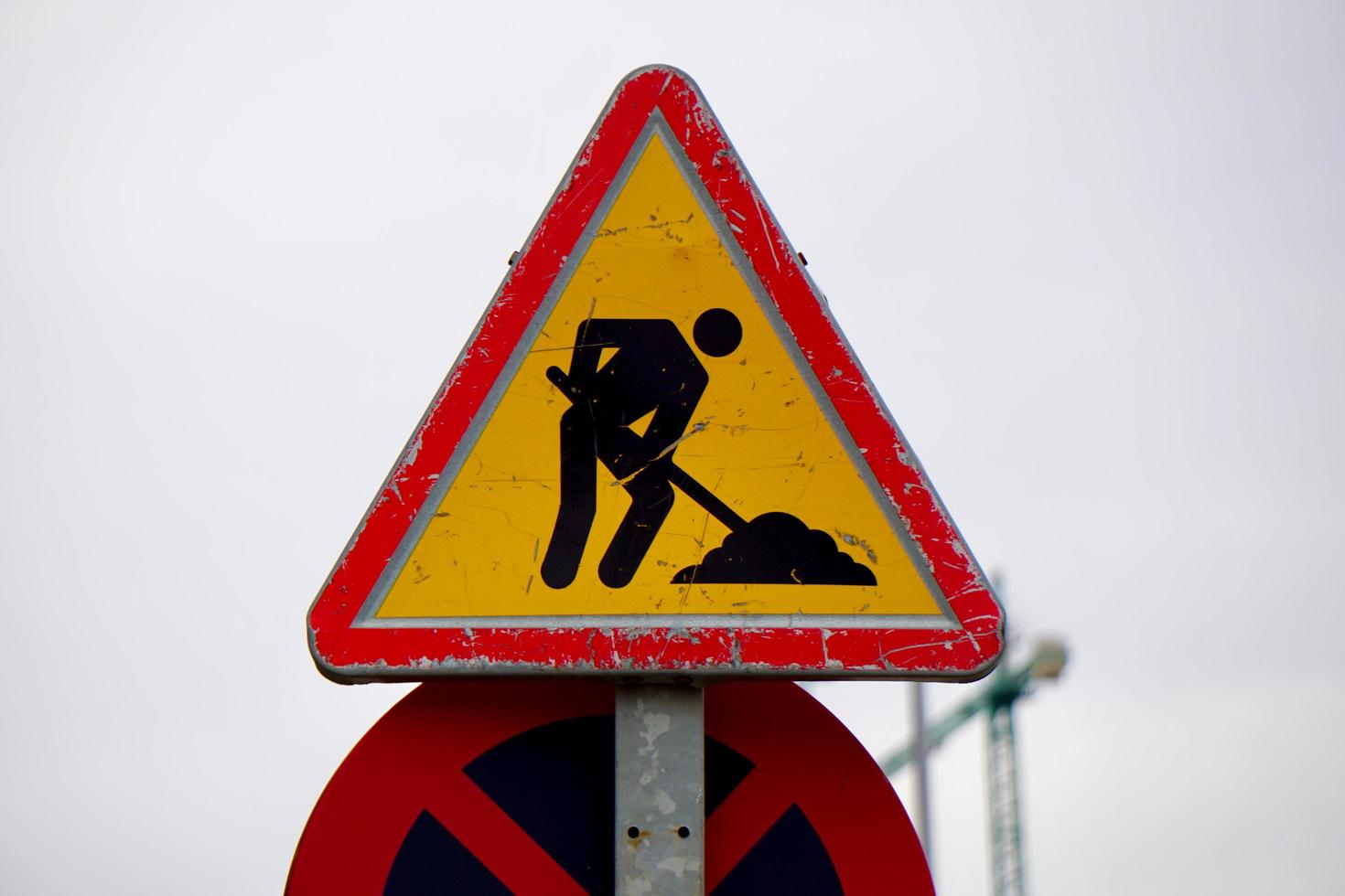 semáforo de trânsito da zona de trabalho na estrada foto