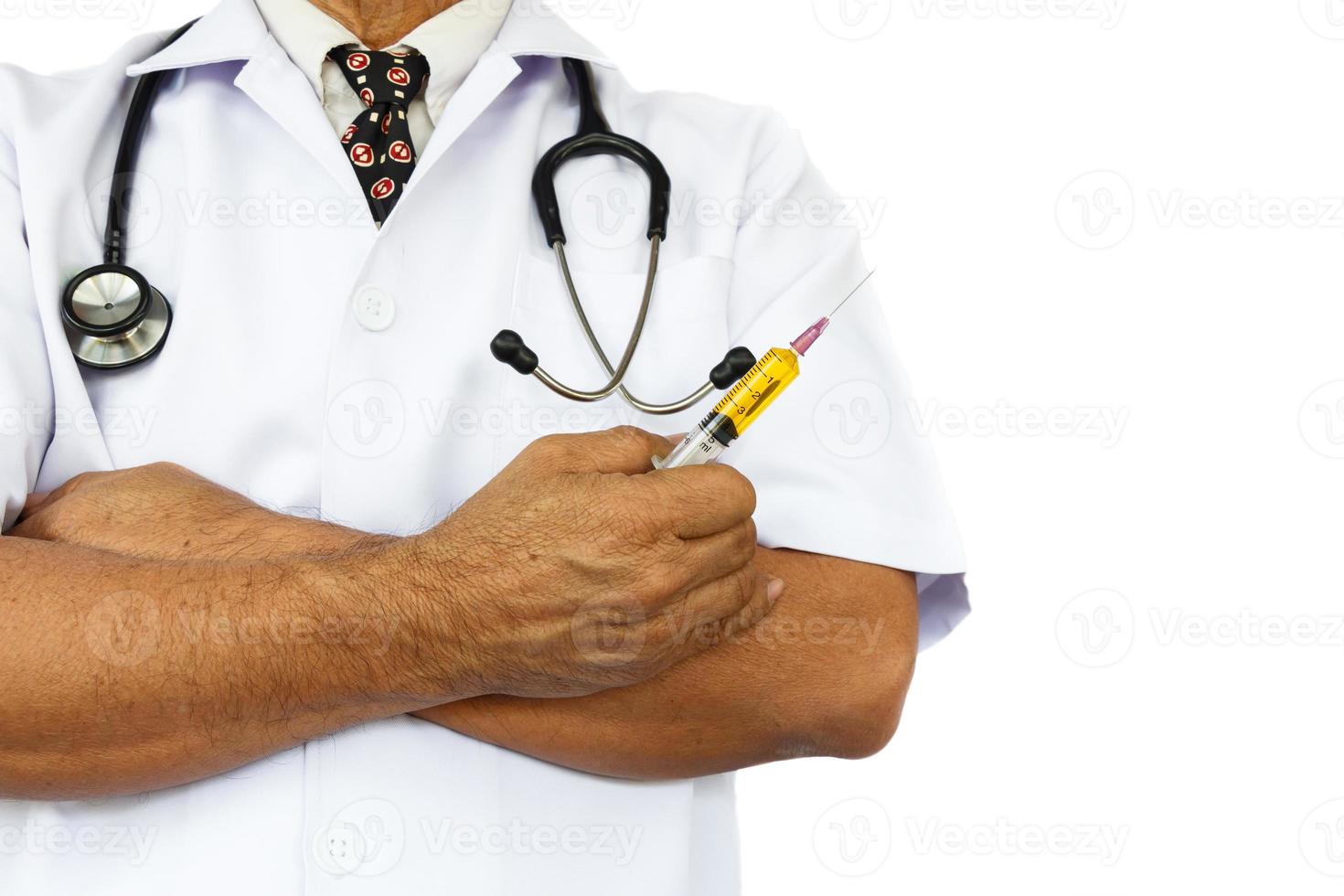 médico asiático segurando uma seringa no fundo branco e uma área em branco no lado direito foto