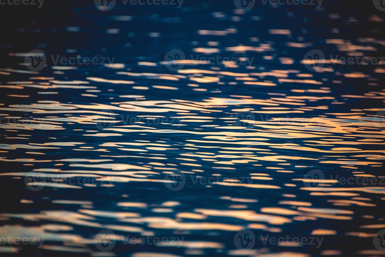 luzes e sombras no lago foto