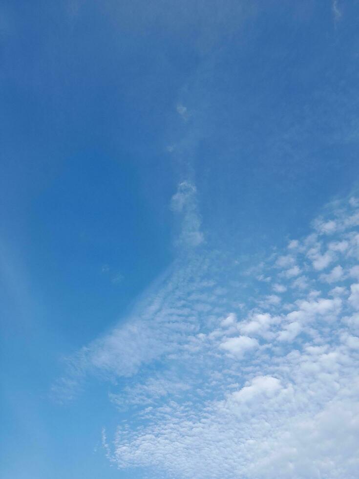 a branco nuvens em a azul céu estão perfeito para a fundo. skyscape em lombok ilha, Indonésia foto