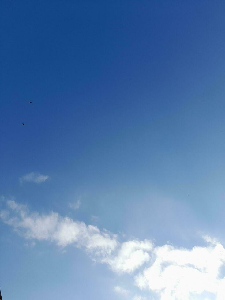 a branco nuvens em a azul céu estão perfeito para a fundo. skyscape em lombok ilha, Indonésia foto