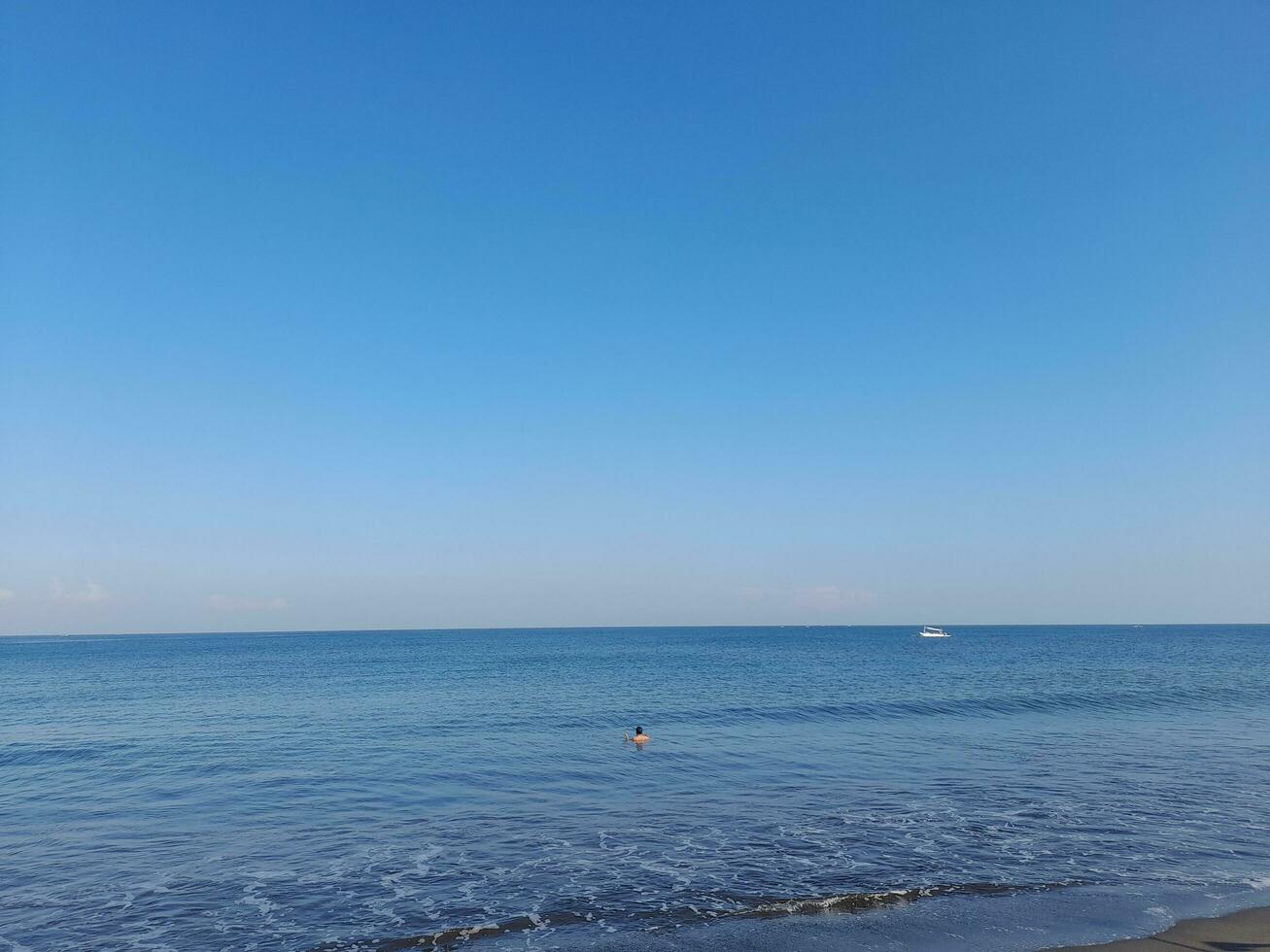 manhã atmosfera em uma de praia em a ilha do lombok, Indonésia foto