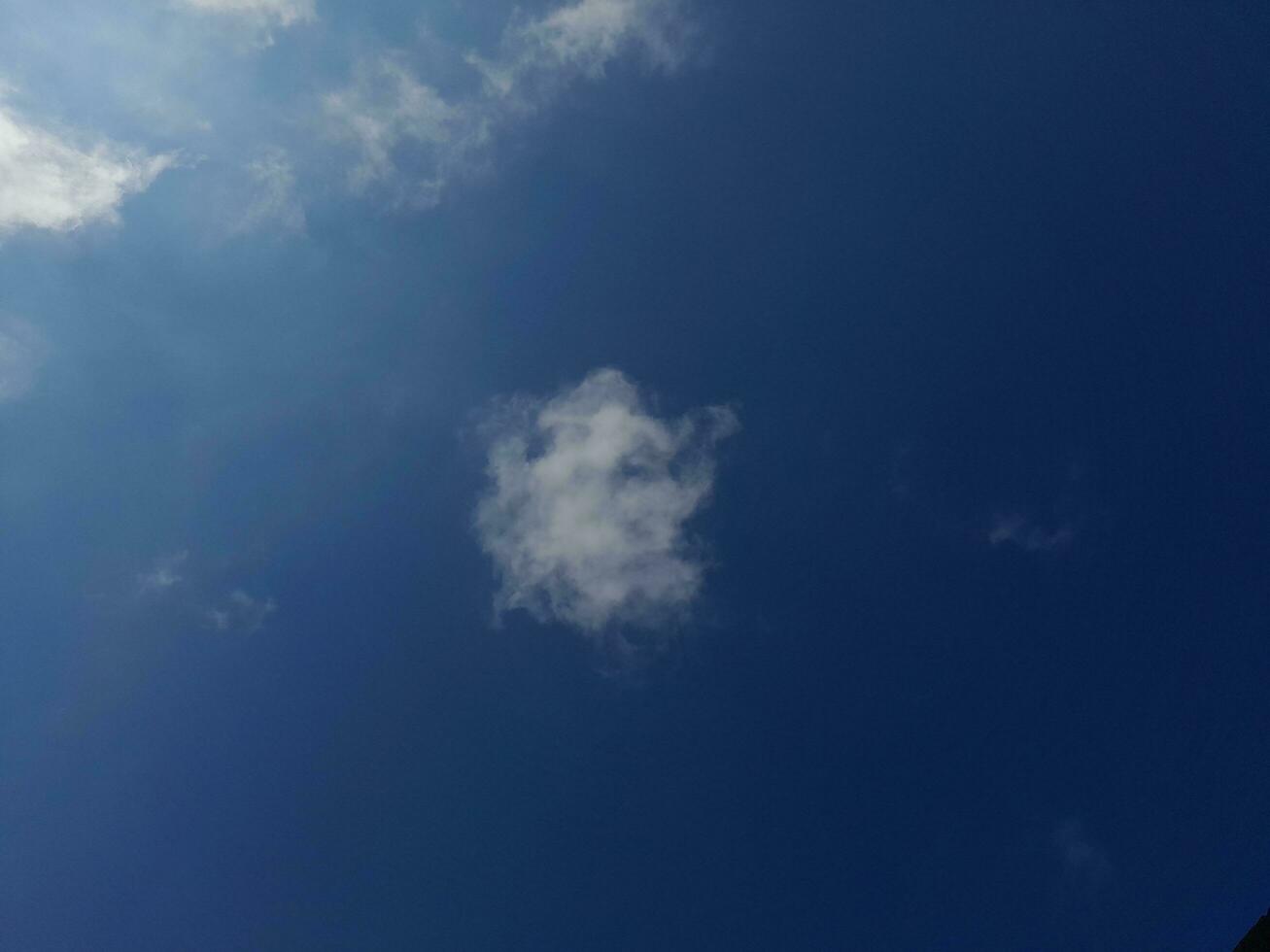 a branco nuvens em a azul céu estão perfeito para a fundo. skyscape em lombok ilha, Indonésia foto