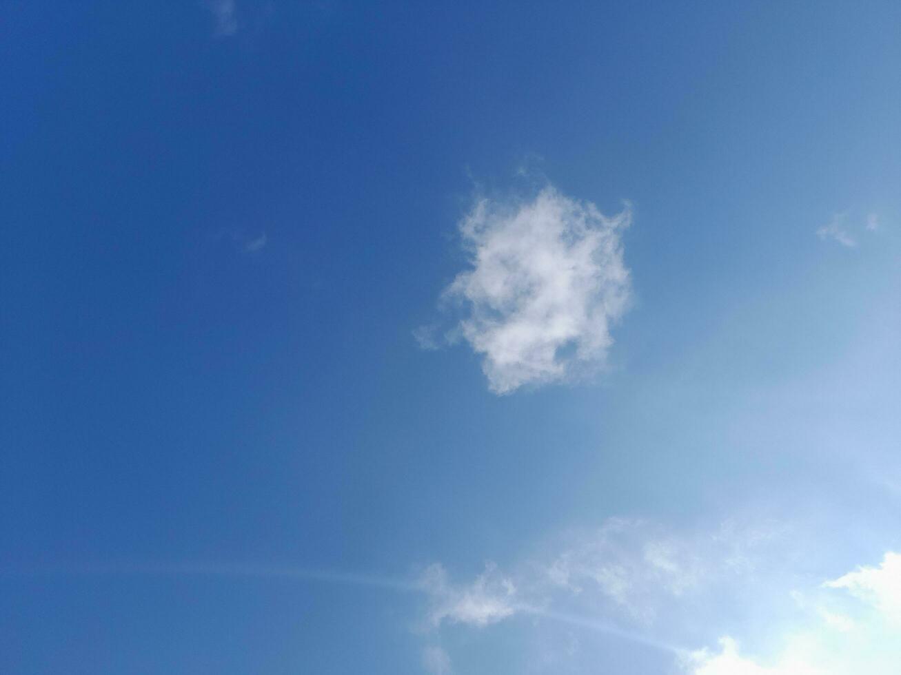 a branco nuvens em a azul céu estão perfeito para a fundo. skyscape em lombok ilha, Indonésia foto