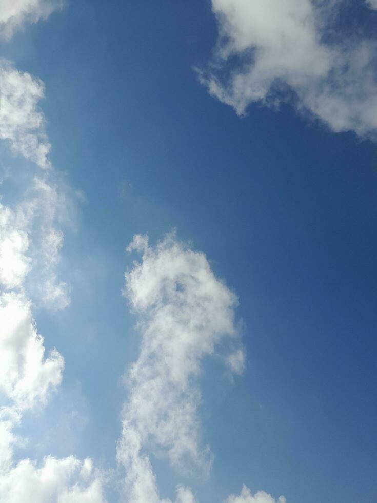 a branco nuvens em a azul céu estão perfeito para a fundo. skyscape em lombok ilha, Indonésia foto