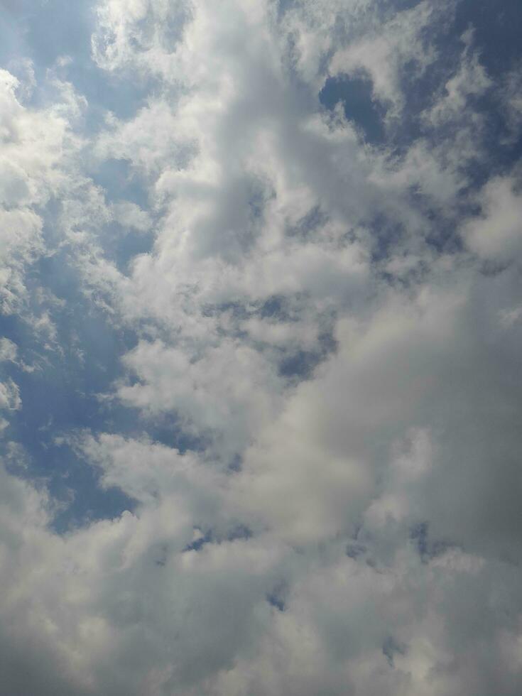 a branco nuvens em a azul céu estão perfeito para a fundo. skyscape em lombok ilha, Indonésia foto