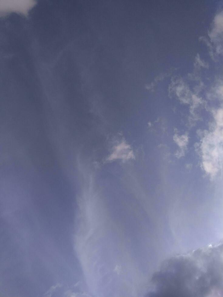 nuvens brancas no céu azul. lindo fundo azul brilhante. claro nublado, bom tempo. nuvens encaracoladas em um dia ensolarado. foto